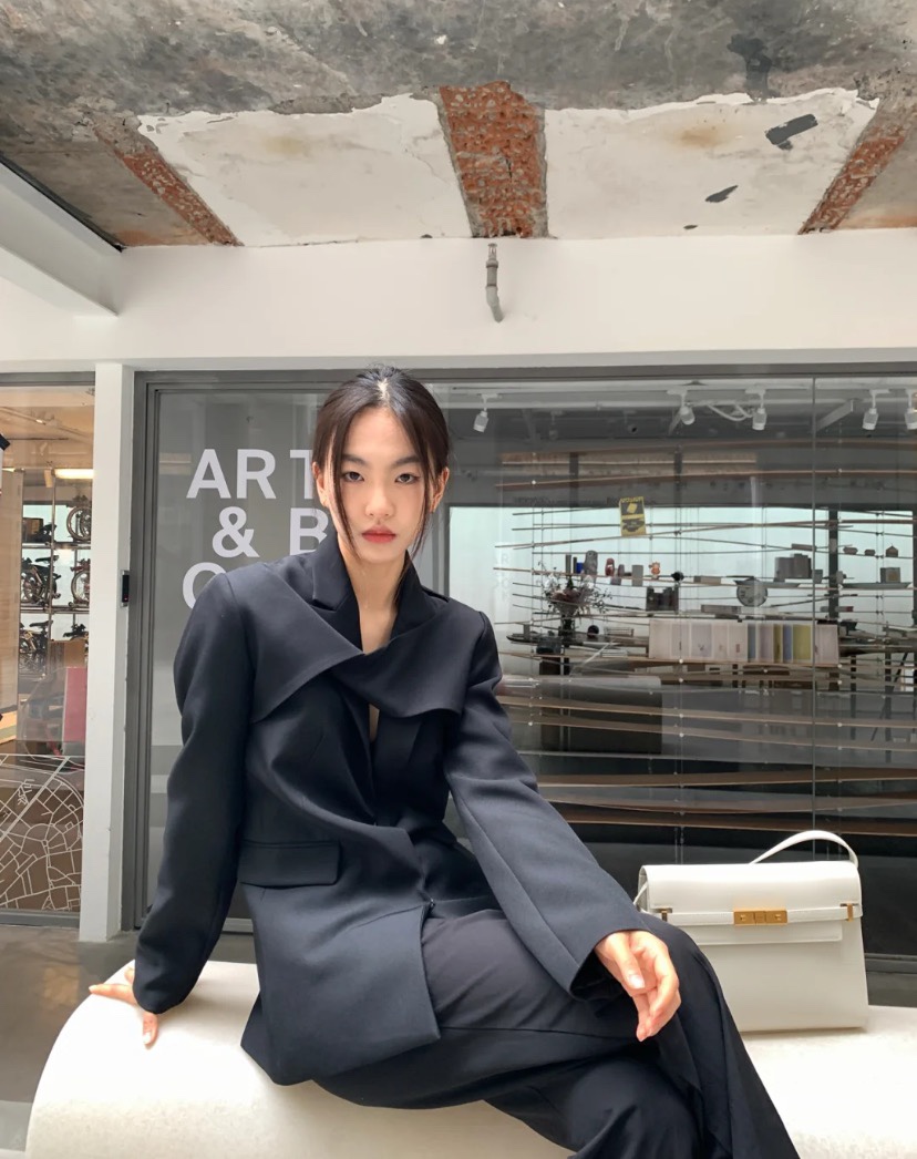 Ysl 𝑴𝒂𝒏𝒉𝒂𝒕𝒕𝒂𝒏 29CM曼哈顿法棍包 579271白色牙签纹金扣