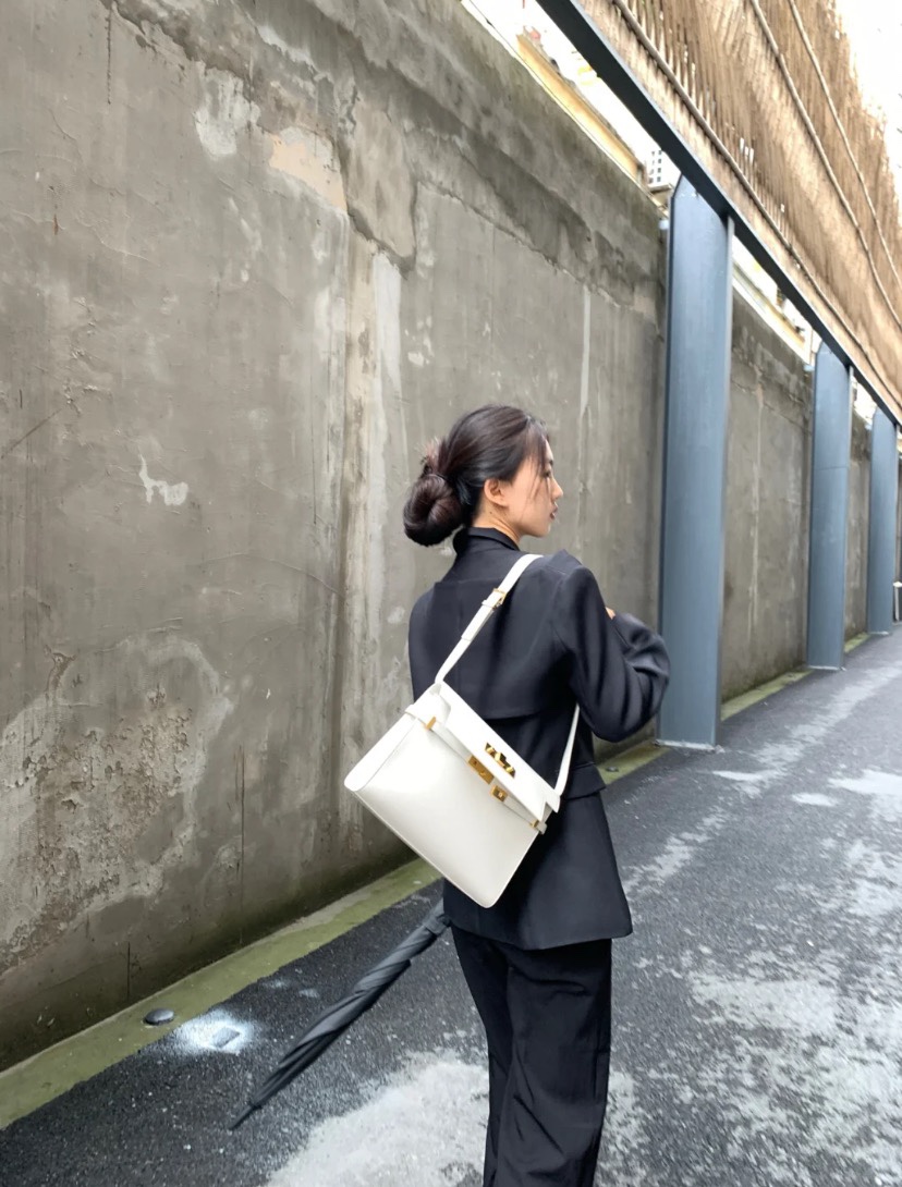 Ysl 𝑴𝒂𝒏𝒉𝒂𝒕𝒕𝒂𝒏 29CM曼哈顿法棍包 579271白色牙签纹金扣