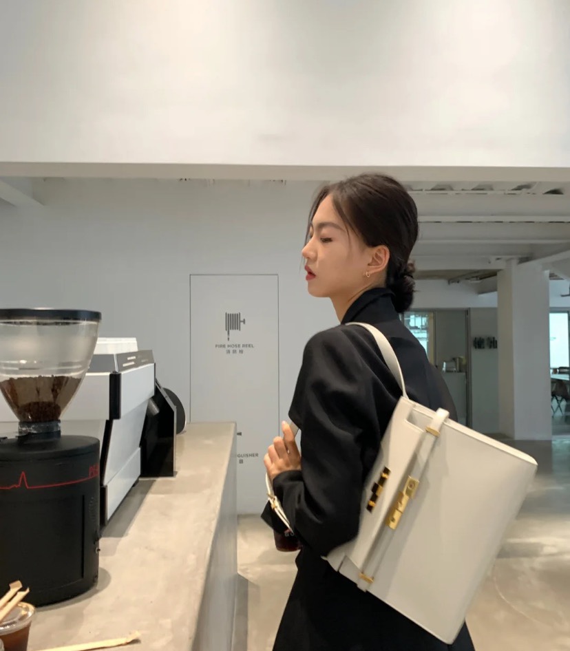 Ysl 𝑴𝒂𝒏𝒉𝒂𝒕𝒕𝒂𝒏 29CM曼哈顿法棍包 579271白色牙签纹金扣