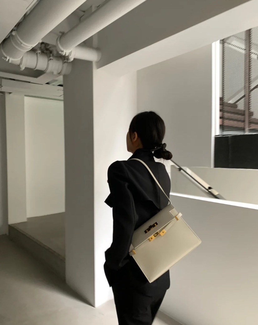 Ysl 𝑴𝒂𝒏𝒉𝒂𝒕𝒕𝒂𝒏 29CM曼哈顿法棍包 579271白色牙签纹金扣