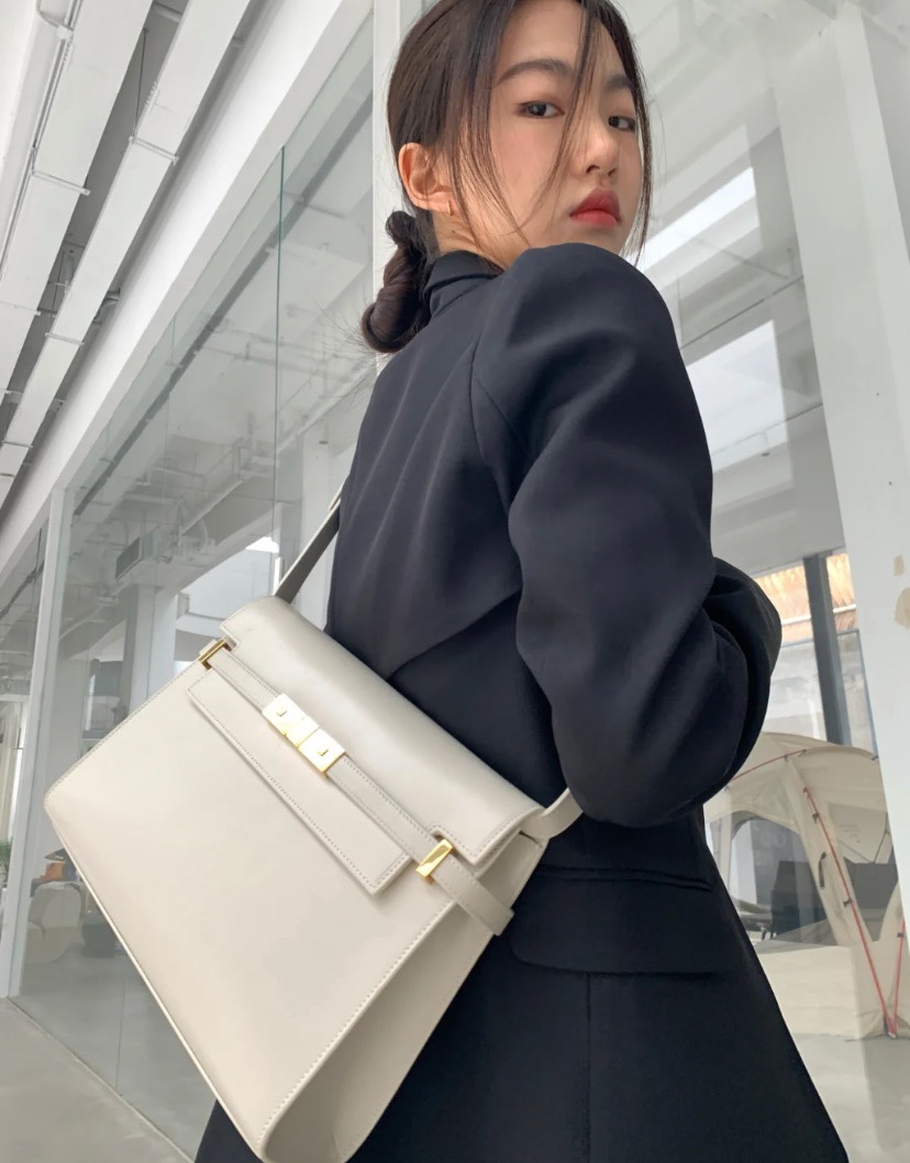 Ysl 𝑴𝒂𝒏𝒉𝒂𝒕𝒕𝒂𝒏 29CM曼哈顿法棍包 579271白色牙签纹金扣