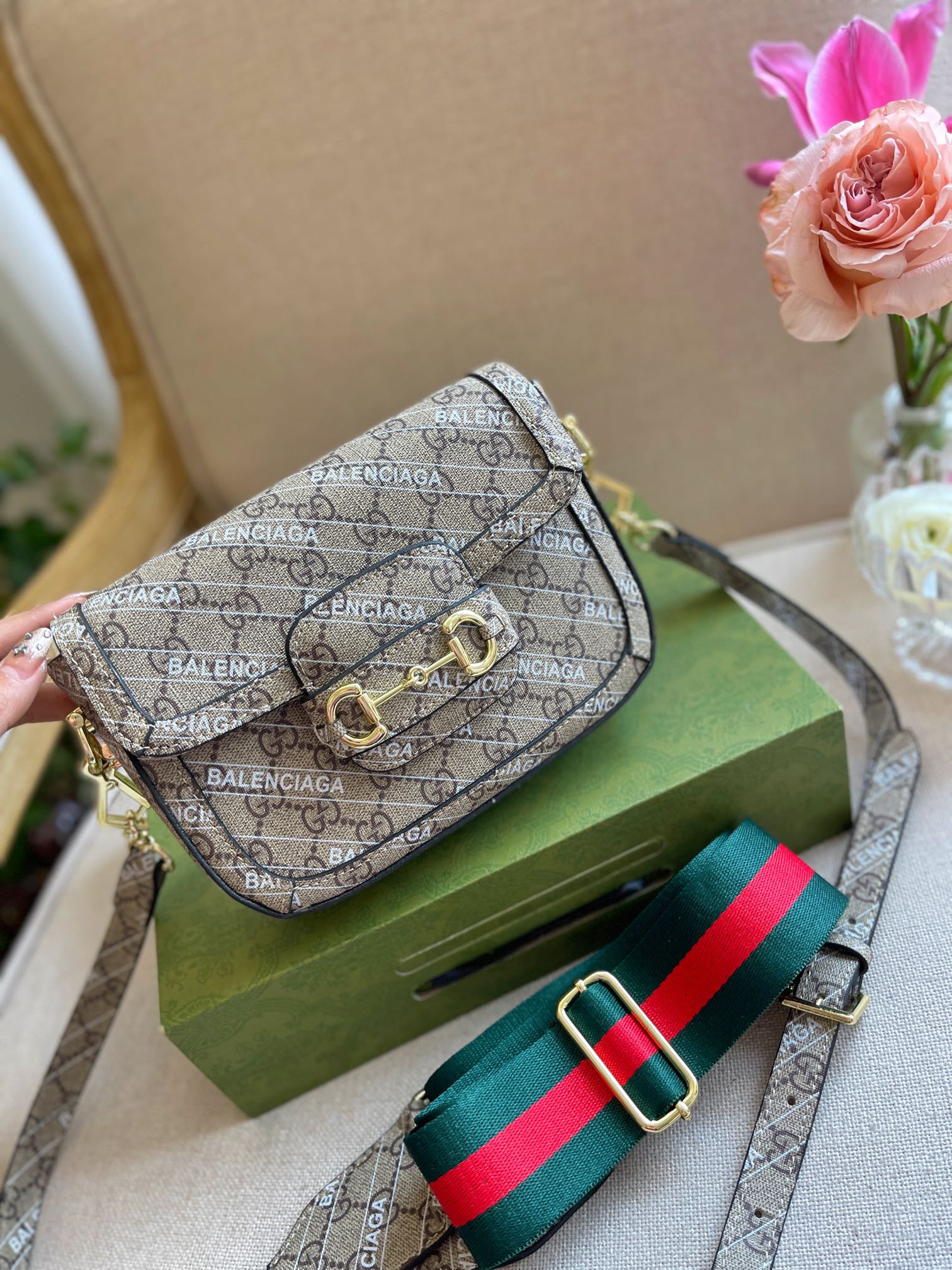 J5 Gucci 古驰携手巴黎世家联名限量款马鞍包。随时切换长短肩带不同的时尚风格。喜欢马鞍包的亲们一定要入手哦，男女都可以背哦The Hacker “Balenciaga”印花的 尺寸：22