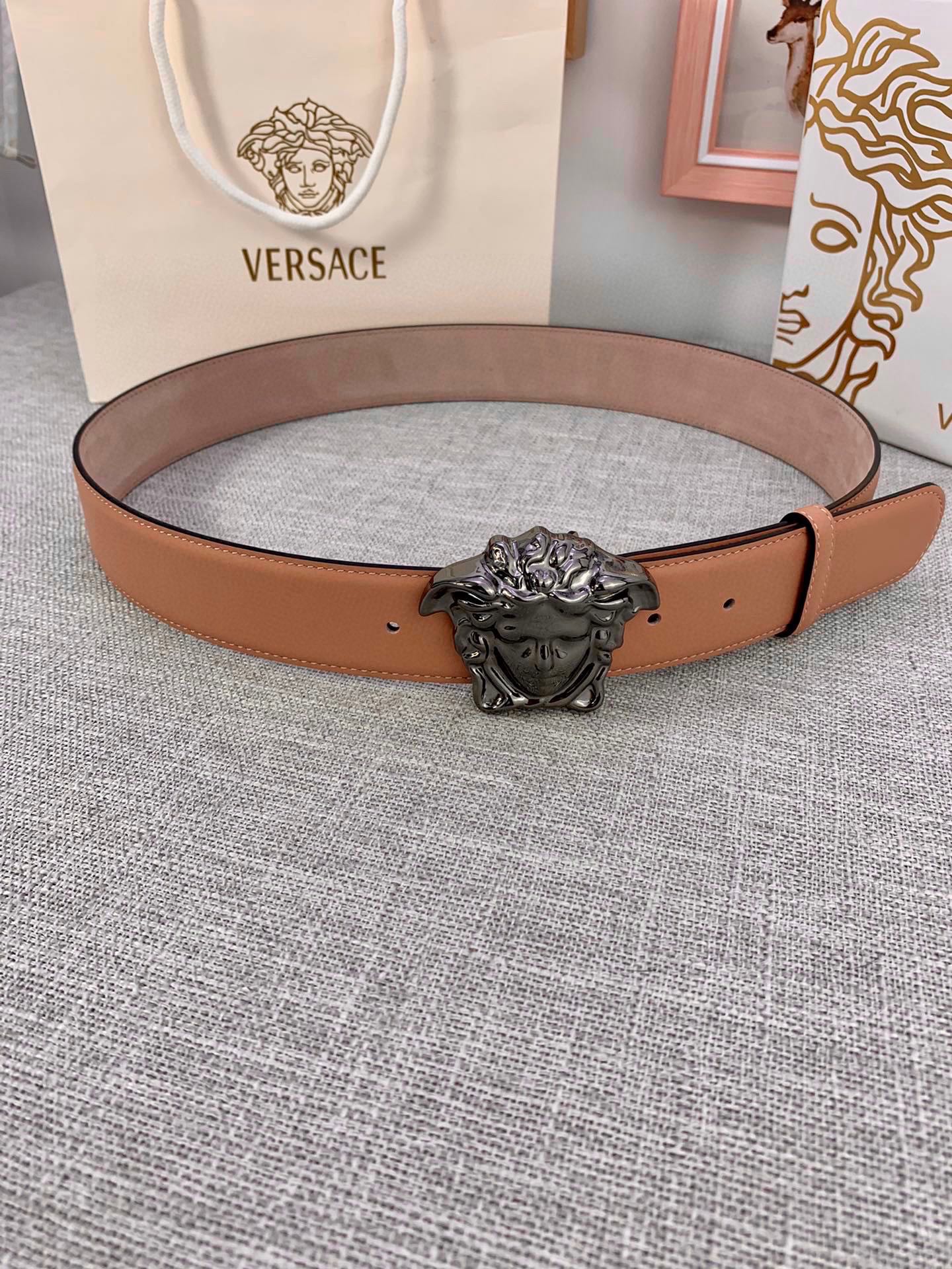 .宽度4.0cm 范思哲 此款平纹磨砂底 腰带饰有标志性的Versace美杜莎头像扣,彰显品牌格调.是一款精美的衣橱必备单品.