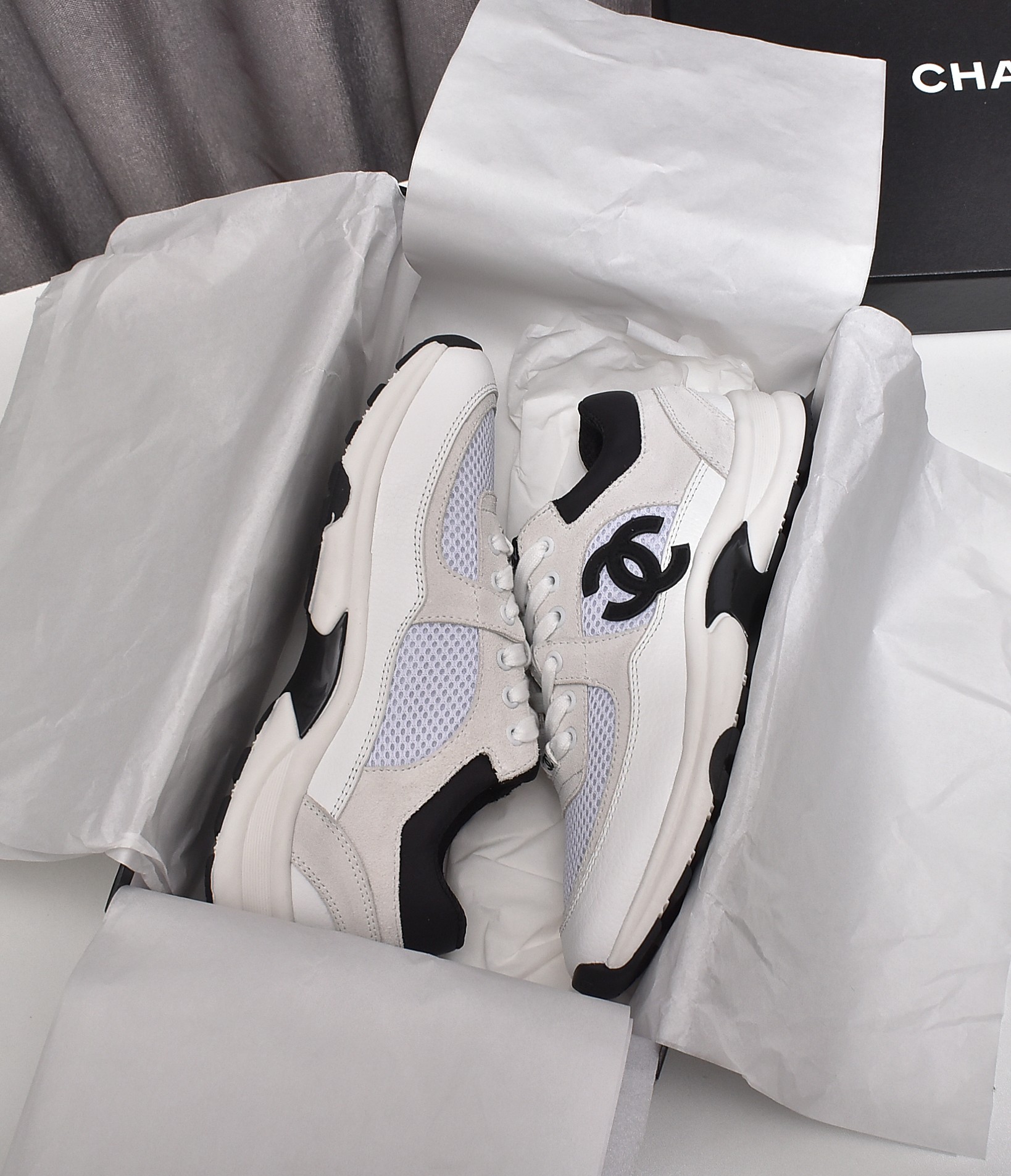 NO:670960,Batch Male CHANEL. [Love] Men’s + Women’s Style!  Chanel classic fit!  Original 1:1 development process!  [Rose]Original outsole!  [Rose] Classic color combination [Lip] 2 colors [Color] White + Black [Love] [Love] Fabric imported mercerized velvet + mercerized breathable mesh [Rose] [Rose] TPU outsole!  Thick bottom inner height increase [Rose] Women's size 35-42, Men's size 38-45, other, chanel, chanel19860909批 男  CHANEL.[爱心]男款+女款！ 香奈儿经典版型！原版1:1开发工艺！ [玫瑰]原版大底！[玫瑰]经典的颜色搭配 [嘴唇]2个色[色] 白色+ 黑色[爱心][爱心]面料进口丝光绒+丝光透气网面[玫瑰] [玫瑰]TPU大底！厚底内增高[玫瑰] 女 35－42码  男38－45码,其他,chanel,chanel,韩剧