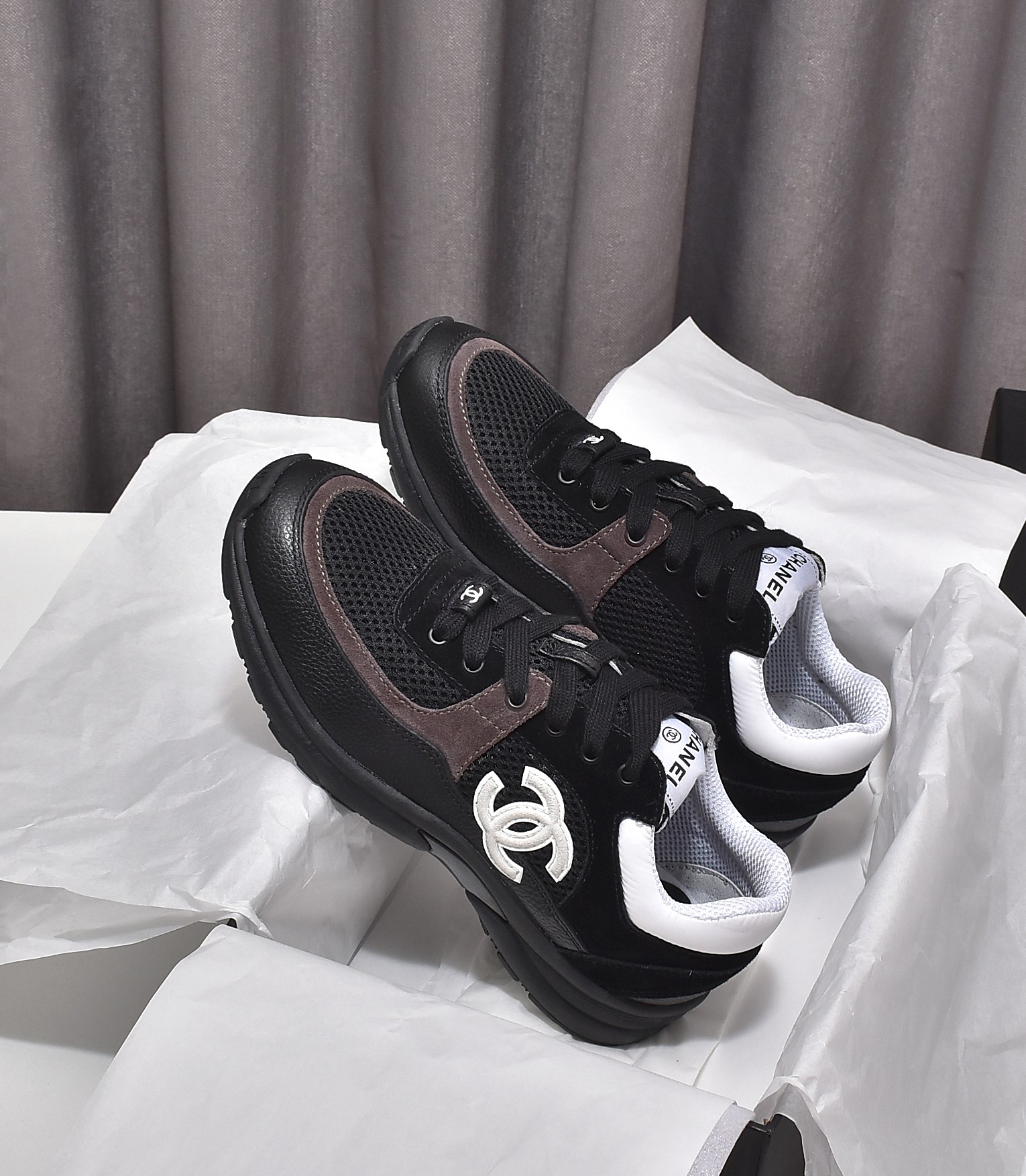 NO:670980,Batch Male CHANEL. [Love] Men’s + Women’s Style!  Chanel classic fit!  Original 1:1 development process!  [Rose]Original outsole!  [Rose] Classic color combination [Lip] 2 colors [Color] White + Black [Love] [Love] Fabric imported mercerized velvet + mercerized breathable mesh [Rose] [Rose] TPU outsole!  Thick bottom inner height increase [Rose] Women's size 35-42, Men's size 38-45, other, chanel, chanel19860909批  男  CHANEL.[爱心]男款+女款！ 香奈儿经典版型！原版1:1开发工艺！ [玫瑰]原版大底！[玫瑰]经典的颜色搭配 [嘴唇]2个色[色] 白色+ 黑色[爱心][爱心]面料进口丝光绒+丝光透气网面[玫瑰] [玫瑰]TPU大底！厚底内增高[玫瑰] 女 35－42码 男38－45码,其他,chanel,chanel,韩剧