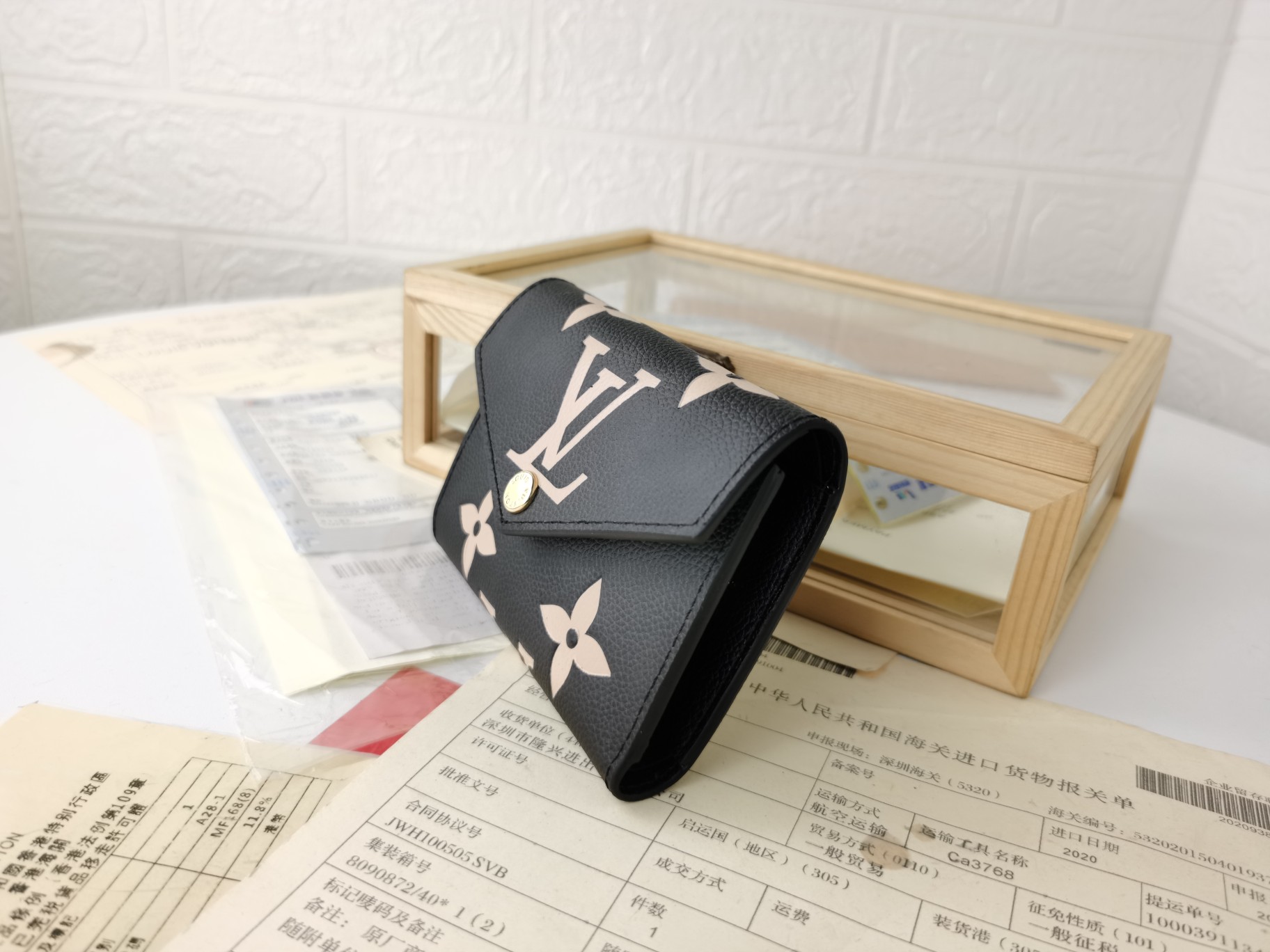 ルイ・ヴィトン Victorine 三折財布 ブラック モノグラムエンプレント