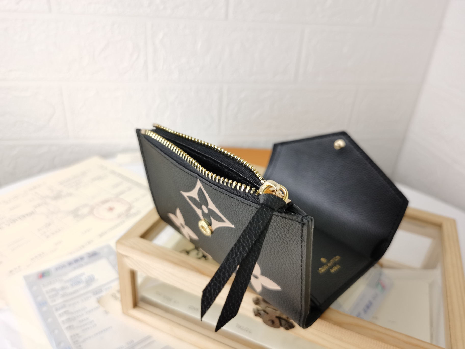 ルイ・ヴィトン Victorine 三折財布 ブラック モノグラムエンプレント