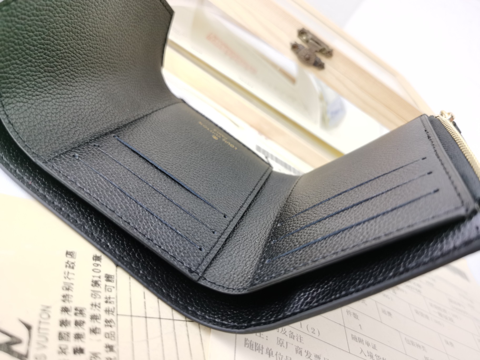 ルイ・ヴィトン Victorine 三折財布 ブラック モノグラムエンプレント