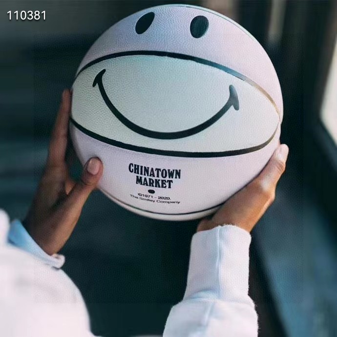 💰90 送朋友礼物代购级美版Chinatown Market x Smiley 2020唐人街笑脸变色龙篮球🏀 🔥🔥🔥🔥🔥🔥 供应商：亚马逊渠道货 真头层吸湿材质手感更佳 内置台湾发泡中胎区别市面廉价上海中胎 回弹更强烈 市面最高版本 「吊打任何版本，欢迎对比细节、手感！」 🔥🔥🔥🔥🔥🔥🔥🔥🔥 新货配置：打气针2个，打气筒1个，包装盒1个！ 退换要求：保护膜退换需要保留「盒子损坏补10」 公司级 完美正款
