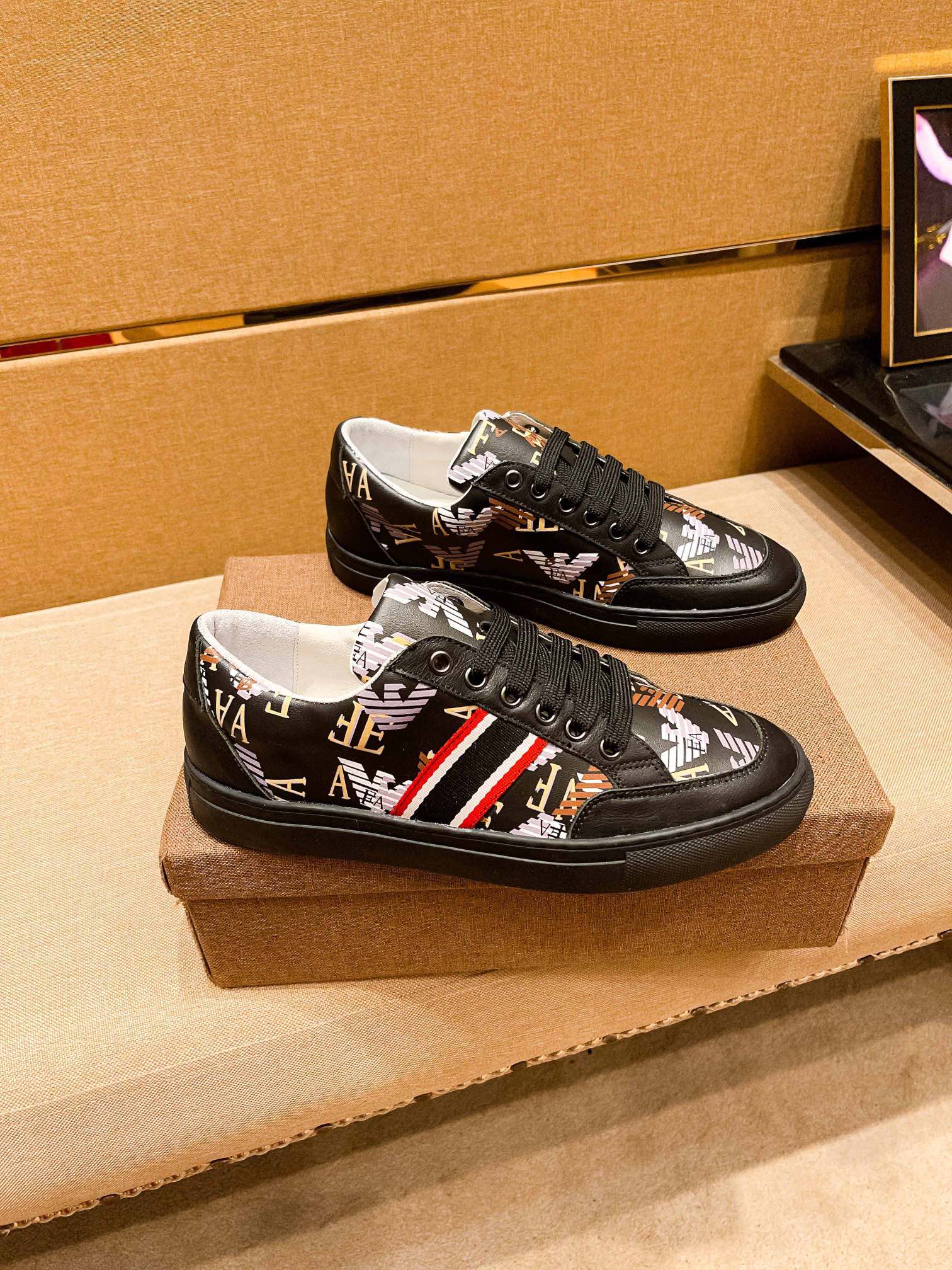 I0   阿玛尼男鞋高端品牌 官网1：1最新力作：鞋面采用意大利进口头层牛皮搭配舒适透气内里➕原版防滑耐磨大底制作 ，让行走更加便捷舒适，惊世之作，与官方的质量相比美的1：1复刻[色]打造时尚个性衬托你的与众不同潮男必备!经典