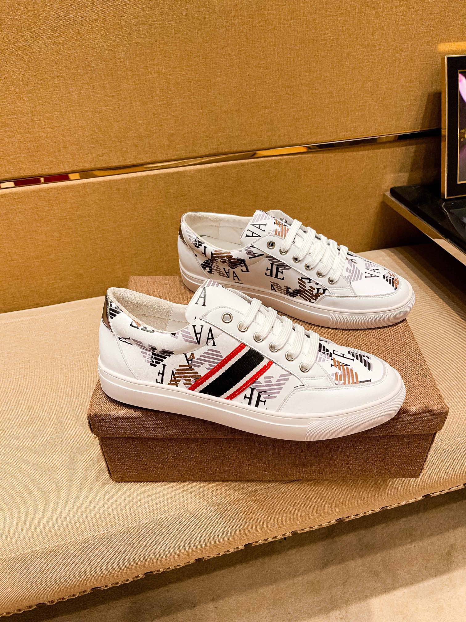 I0   阿玛尼男鞋高端品牌 官网1：1最新力作：鞋面采用意大利进口头层牛皮搭配舒适透气内里➕原版防滑耐磨大底制作 ，让行走更加便捷舒适，惊世之作，与官方的质量相比美的1：1复刻[色]打造时尚个性衬托你的与众不同潮男必备!经典