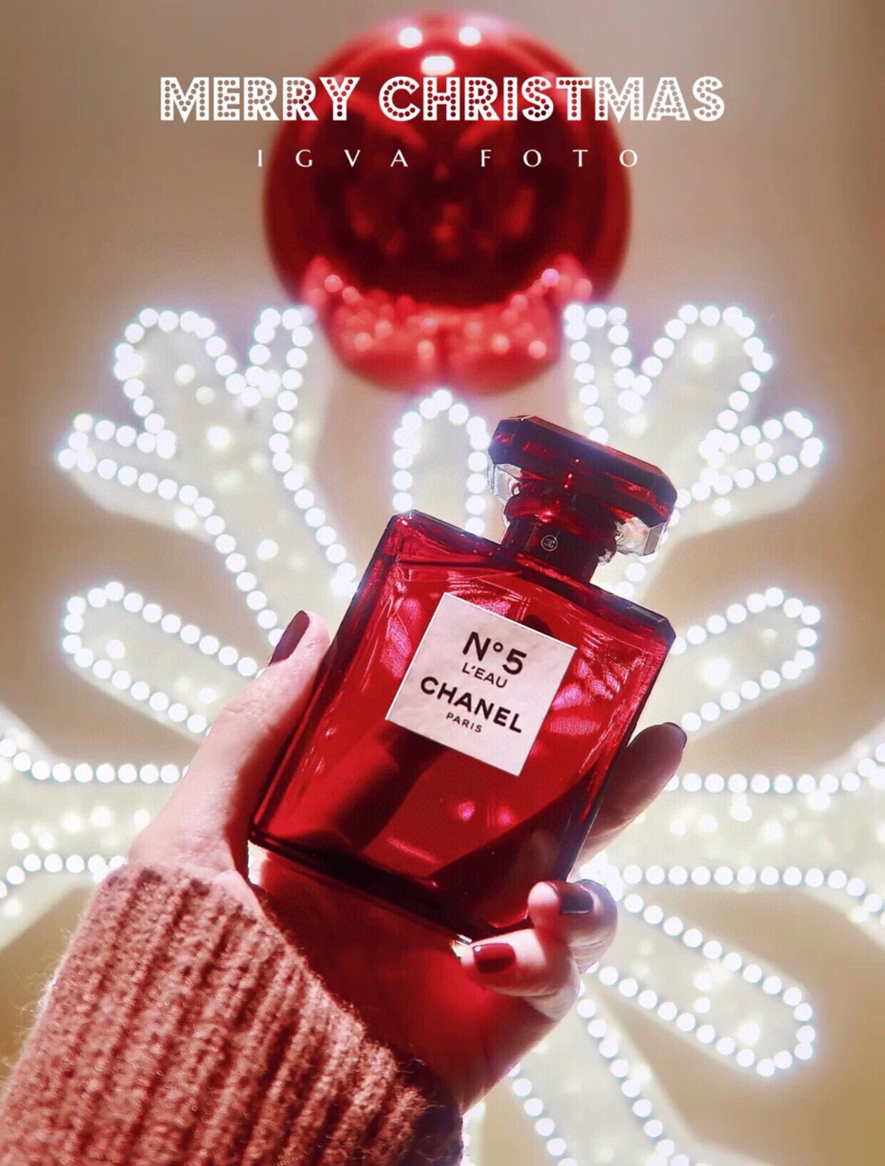 P F 100🔻专柜版🔺
💬ED T/ 100M L/限量 款
C hanel香 奈儿 2018圣诞限量红瓶 N5 五号之水 清新之水【N°5 L'EAU】

2018-2019圣诞跨年限量版
值得纪念珍藏
官网售价【￥1780】

五号之水更具有摩登个性
清新是它的主旋律
无论什么场合都能很好地享受
被它包围的幸福感

柠檬、柑橘与甜橙相交织的前调
在乙醛的衬托下释放出蓬勃活力
如同一阵微风袭来
玫瑰、茉莉与全新配比的依兰依兰和谐交融
释放出更现代的气息
香根草与雪松的余韵
伴以白麝香的柔和气息
清新自然的五号之水适合任何场合