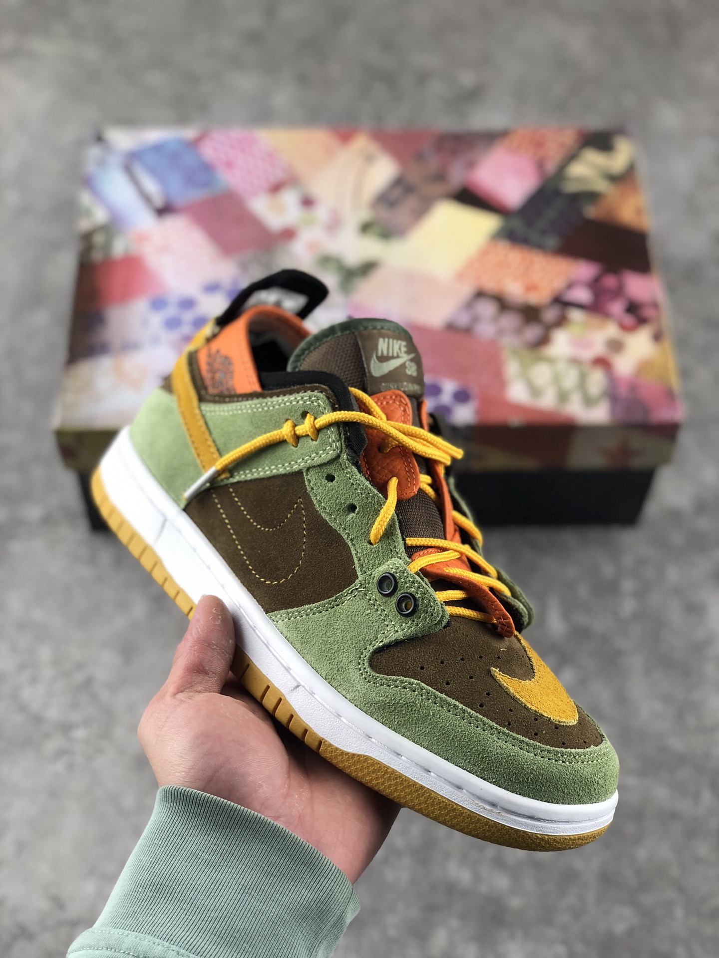 本地自取 支持放店
耐克 Dunk SB low联手EJDER 主理人打造Nike Dunk SB 巴黎时装周走秀，这次EJDER 的设计理念以橙色和蓝色为主，裁片以及套袜式的鞋面呈现。鞋身的钩子和以往的风格有一个质的改变，花样式的鞋带以及穿搭玩法，给玩鞋爱好者提供新花式。
货号：304292-902
Size：36 36.5 37.5 38 38.5 39 40 40.5 41 42 42.5 43 44 45