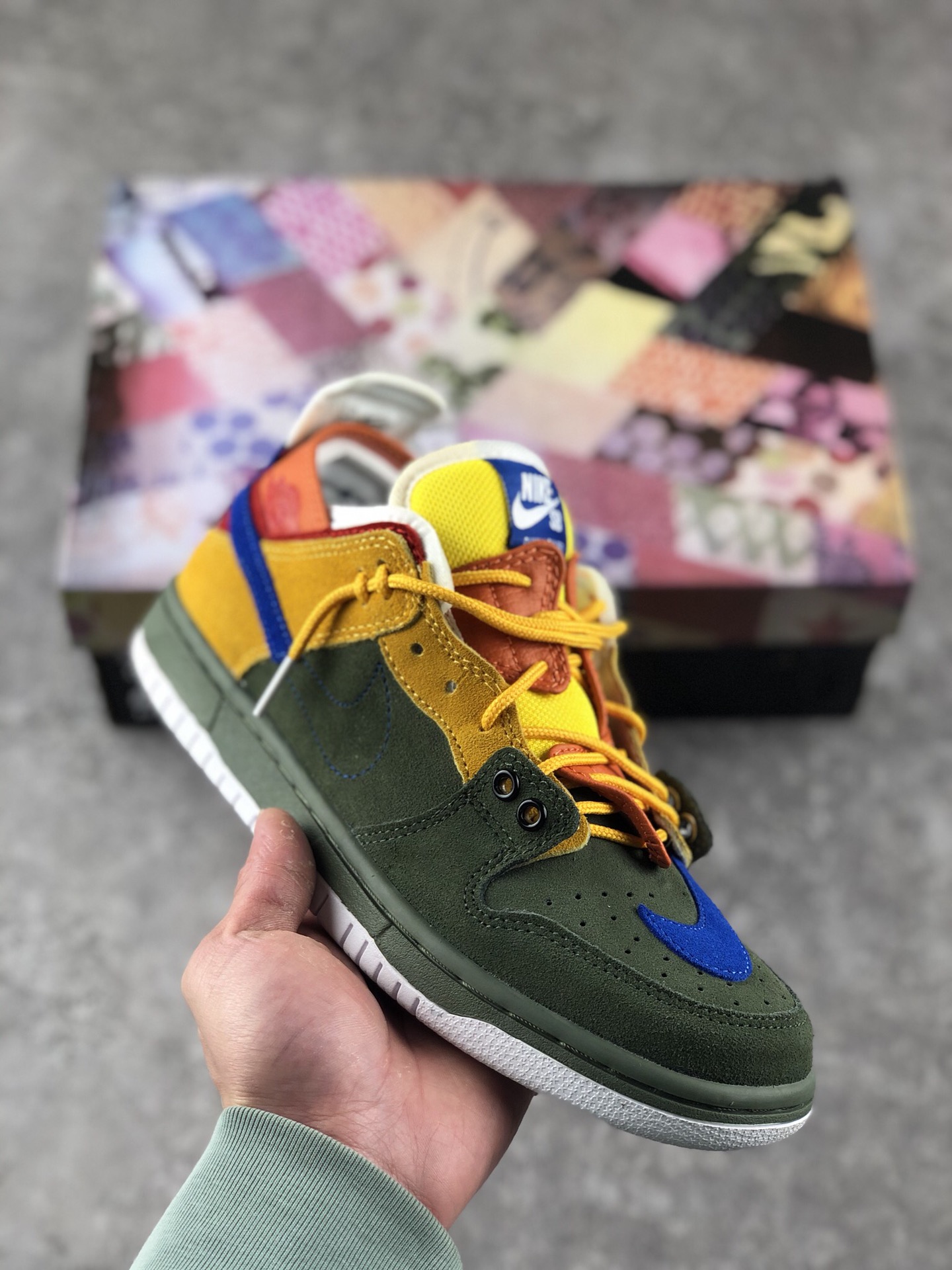 本地自取 支持放店
耐克 Dunk SB low联手EJDER 主理人打造Nike Dunk SB 巴黎时装周走秀，这次EJDER 的设计理念以橙色和蓝色为主，裁片以及套袜式的鞋面呈现。鞋身的钩子和以往的风格有一个质的改变，花样式的鞋带以及穿搭玩法，给玩鞋爱好者提供新花式。
货号：304292-902
Size：36 36.5 37.5 38 38.5 39 40 40.5 41 42 42.5 43 44 45