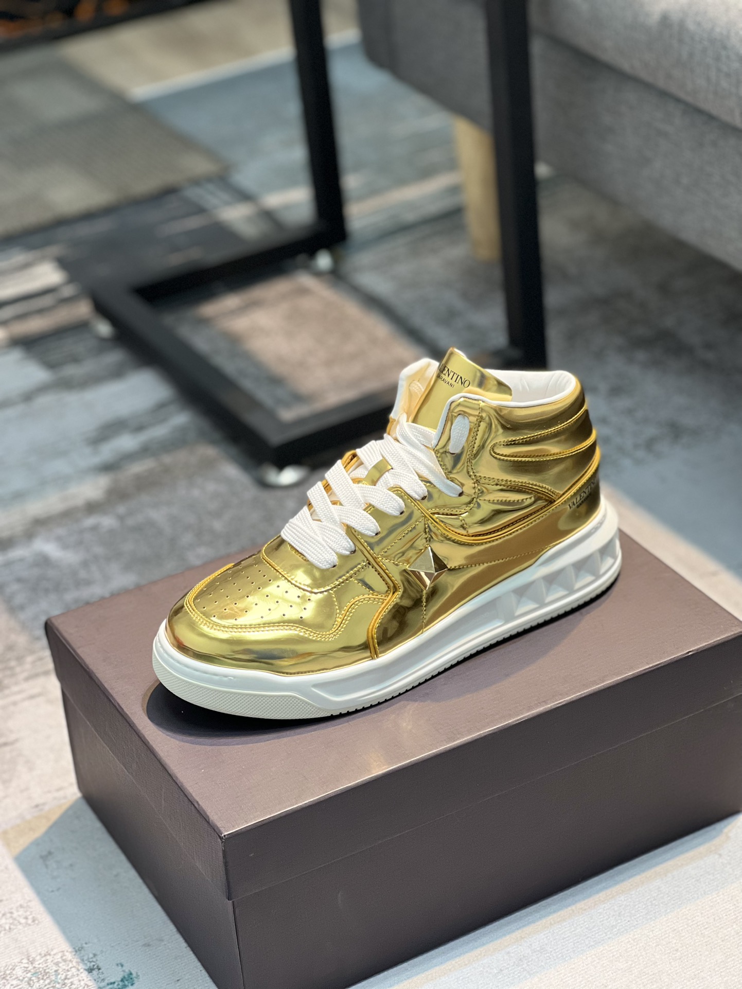 L0 VALENTINO华伦天奴2022 最新时装周走秀款，顶级版本，原版1:1套楦，面料采用头层荔枝纹牛皮+超软牛皮，牛皮内里+原版垫脚，配超轻TPU吸膜大底。经典拼色.时尚百搭女码：35-40，男码：39-44，45🉑️定做～