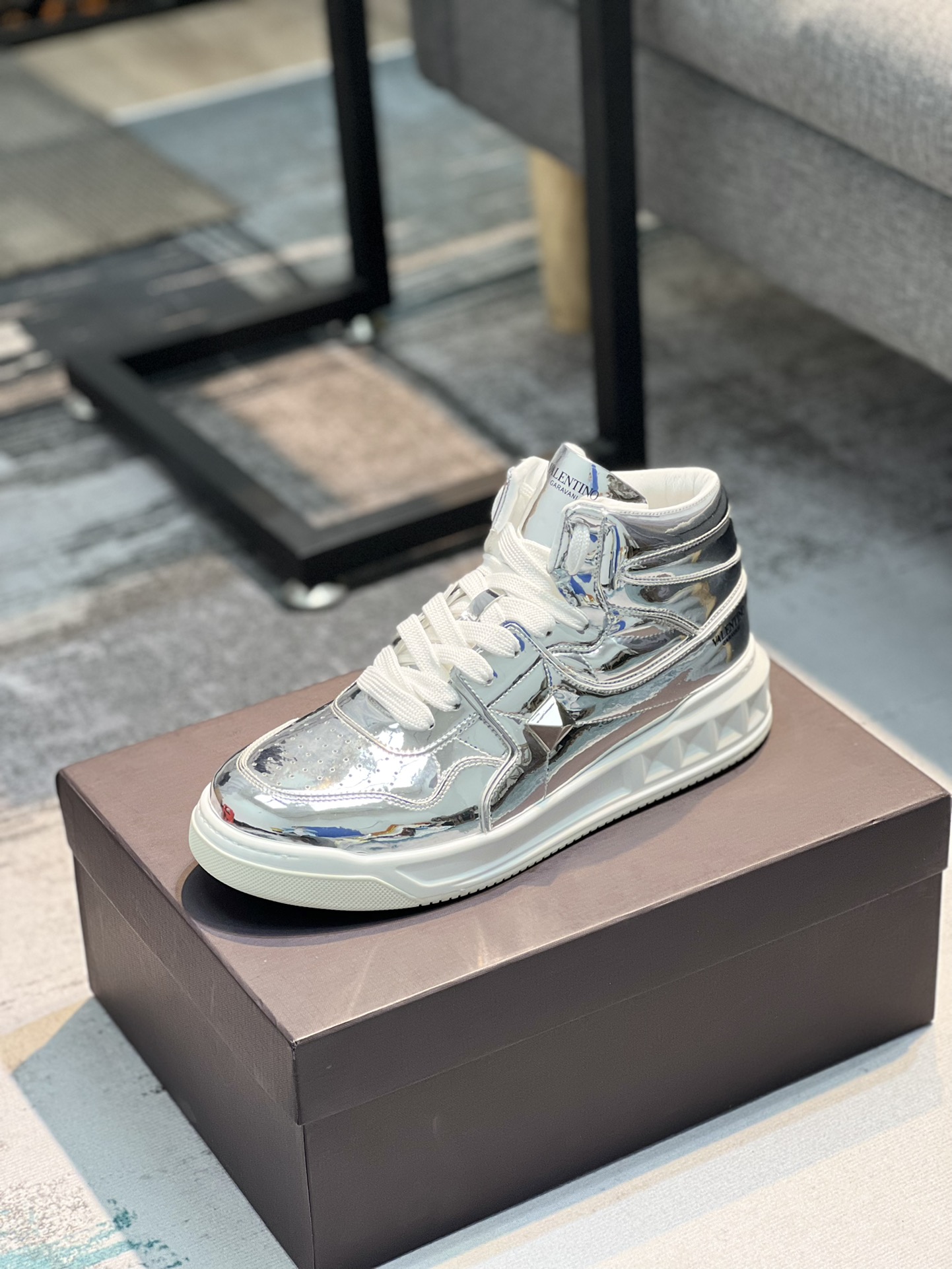 L0   VALENTINO华伦天奴2022 最新时装周走秀款，顶级版本，原版1:1套楦，面料采用头层荔枝纹牛皮+超软牛皮，牛皮内里+原版垫脚，配超轻TPU吸膜大底。经典拼色.时尚百搭女码：35-40，男码：39-44，45🉑️定做～