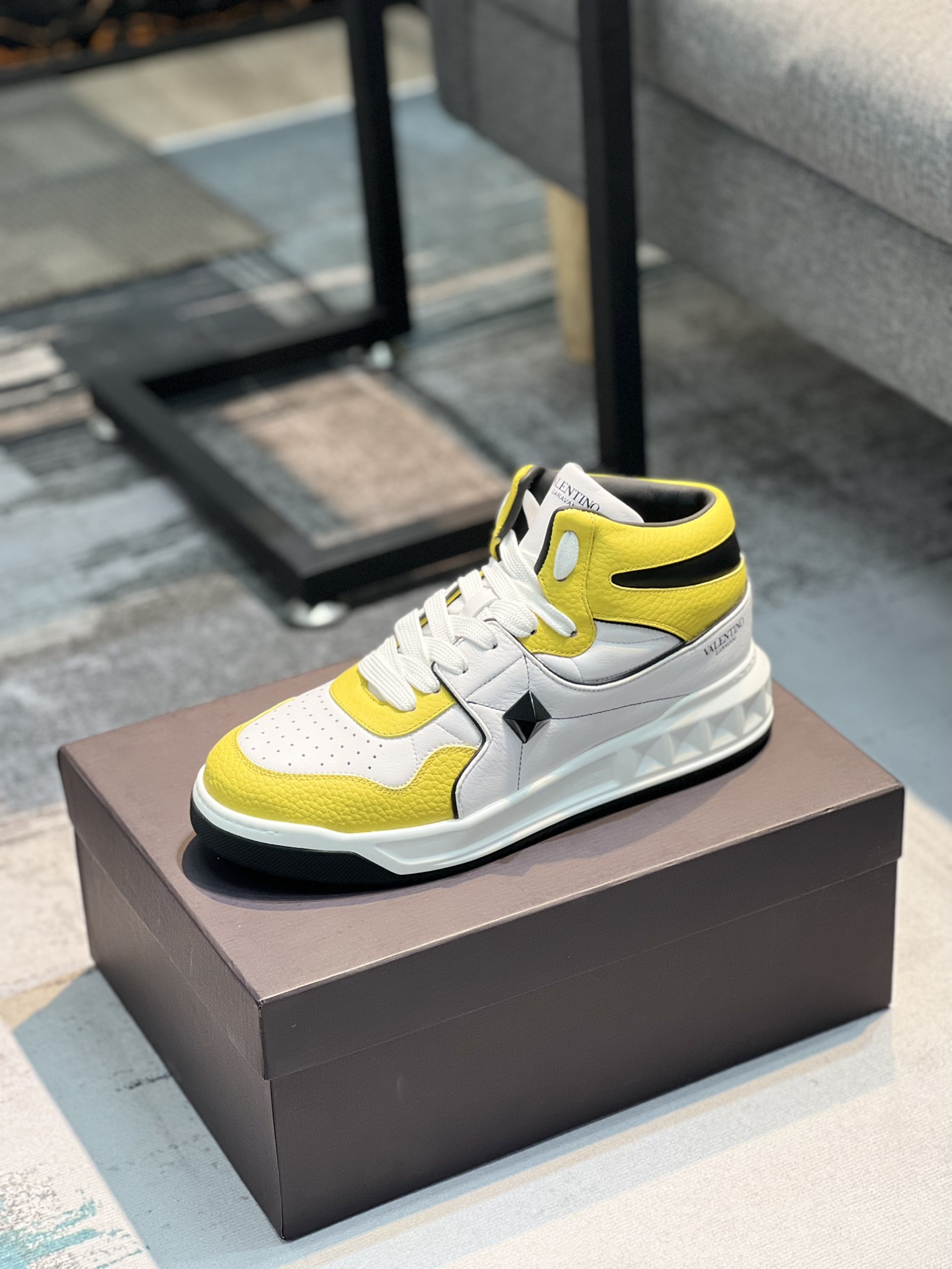 L0   VALENTINO华伦天奴2022 最新时装周走秀款，顶级版本，原版1:1套楦，面料采用头层荔枝纹牛皮+超软牛皮，牛皮内里+原版垫脚，配超轻TPU吸膜大底。经典拼色.时尚百搭女码：35-40，男码：39-44，45🉑️定做～