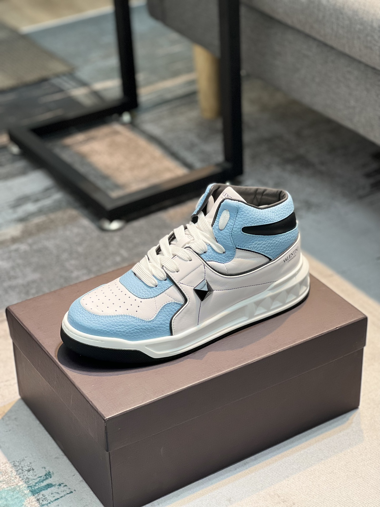 L0   VALENTINO华伦天奴2022 最新时装周走秀款，顶级版本，原版1:1套楦，面料采用头层荔枝纹牛皮+超软牛皮，牛皮内里+原版垫脚，配超轻TPU吸膜大底。经典拼色.时尚百搭女码：35-40，男码：39-44，45🉑️定做～