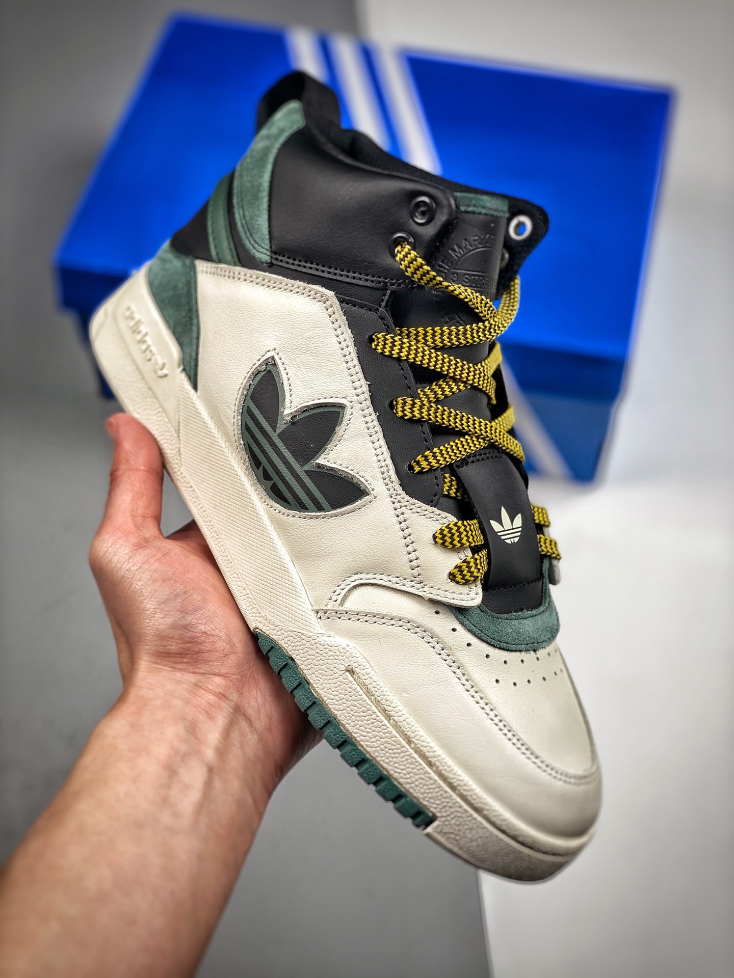 Adidas Originals 2022 DROP STEP XL三叶草新款 高帮校园休闲运动板鞋。汇聚80和90年代篮球鞋设计含纹理感皮革和绒面革混合鞋面，缀撞色细节，造型复古，搭配加衬及踝鞋领 脚感舒适，让复古篮球风伴你出街！ 货号…
