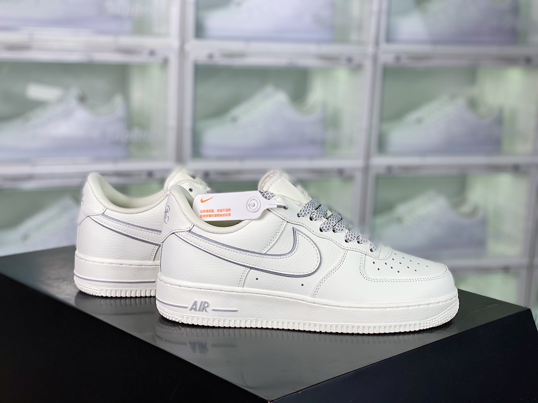 H0 男女鞋真标带半码原楦原纸版开发版型采用硬质荔枝纹牛培皮革面材质鞋面内置全掌air sole气垫联乘美国纽约知名店铺KITH x Nike Air Force 1 ’07 Low “NYC/White/Silver/Grey”空军一号经典低帮百搭休闲运动板鞋“皮革米白银灰NYC天使”NY2022-017