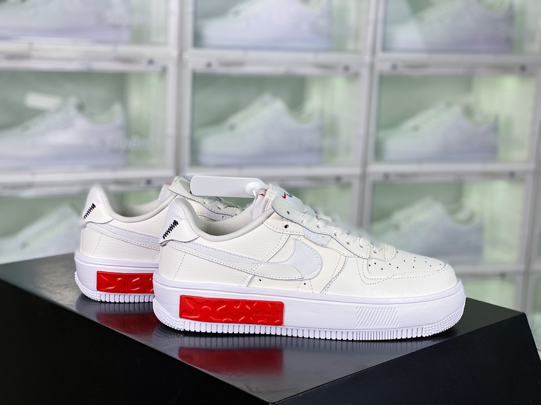 G0 男女鞋真标半码制原楦原纸版开发数据中采用React泡棉组合防滑RB橡胶外底炫酷拼接解构设计,全新耐克Nike Wmns Air Force 1 Fontanka”Sail White/Red”空军一号错位解构系列低帮轻量百搭休闲运动板鞋“皮革米白红”DH1 I5 -001