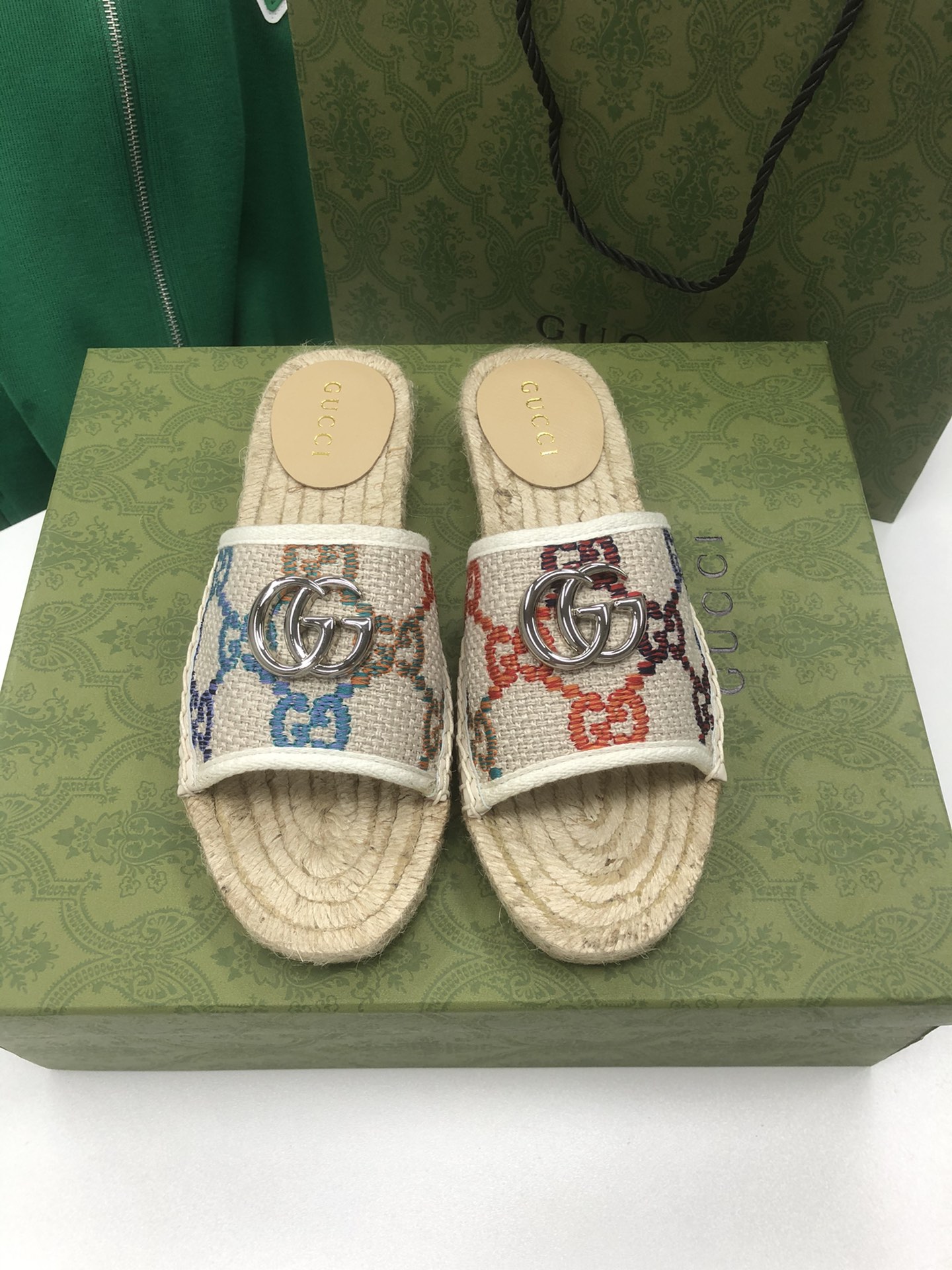 NO:171129,The new women's GG straw-woven fisherman shoes, as the iconic symbol of the brand, the logo elements continue to bring more novelty to the items in a novel and unique way. Each logo contains the brand's unique historical heritage and value pursuit, interpreting the fashion-forward aesthetic concept with an enduring charm. Each series uses a modern perspective to reinvent the brand and interprets the brand logo with continuous changes and experiments. This pattern presents a classic double G letter interwoven pattern with exaggerated techniques that are different from the past, vividly interpreting a variety of ready-to-wear and accessories in the 