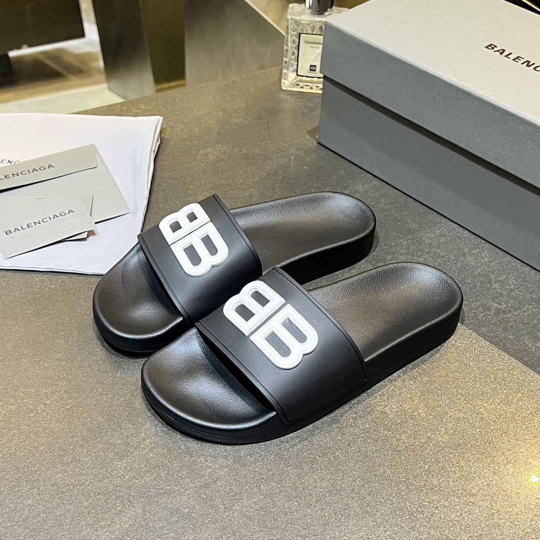 爆款现货秒拿🎉🎉🎉
【 BALENCIAGA】巴黎世家2022夏季新品、拖鞋式凉鞋。爆款现货发售🎉🎉原版购入开模，原版一致大底私模开版，鞋面原版TPU+内里布开模！一字带特别包脚舒适，松口和勒脚都不会有！脚感舒适升级版PU发泡脚床 ，记忆回弹所有的材质与工艺原版100%一致！
顶级豪华全套包装
码数：35一45