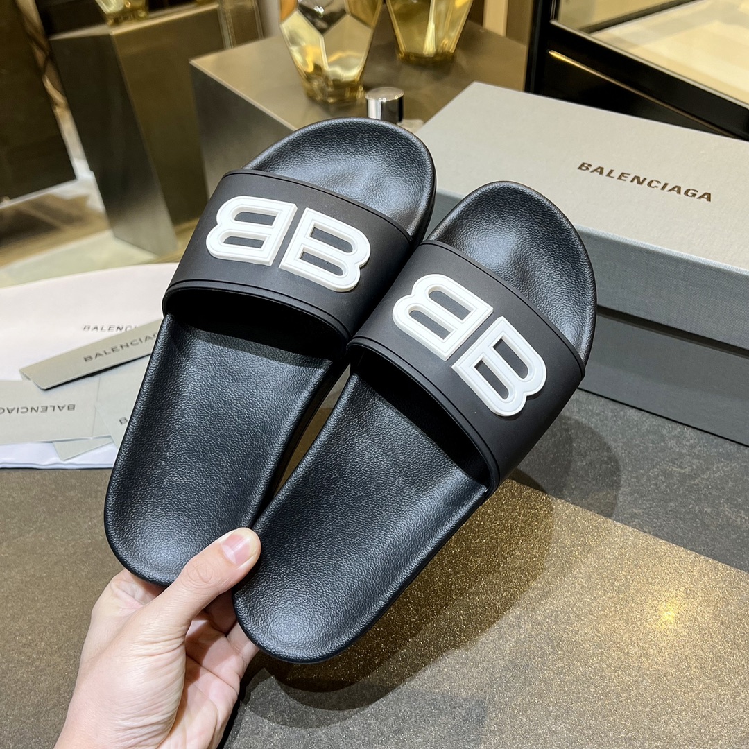 爆款现货秒拿🎉🎉🎉
【 BALENCIAGA】巴黎世家2022夏季新品、拖鞋式凉鞋。爆款现货发售🎉🎉原版购入开模，原版一致大底私模开版，鞋面原版TPU+内里布开模！一字带特别包脚舒适，松口和勒脚都不会有！脚感舒适升级版PU发泡脚床 ，记忆回弹所有的材质与工艺原版100%一致！
顶级豪华全套包装
码数：35一45
