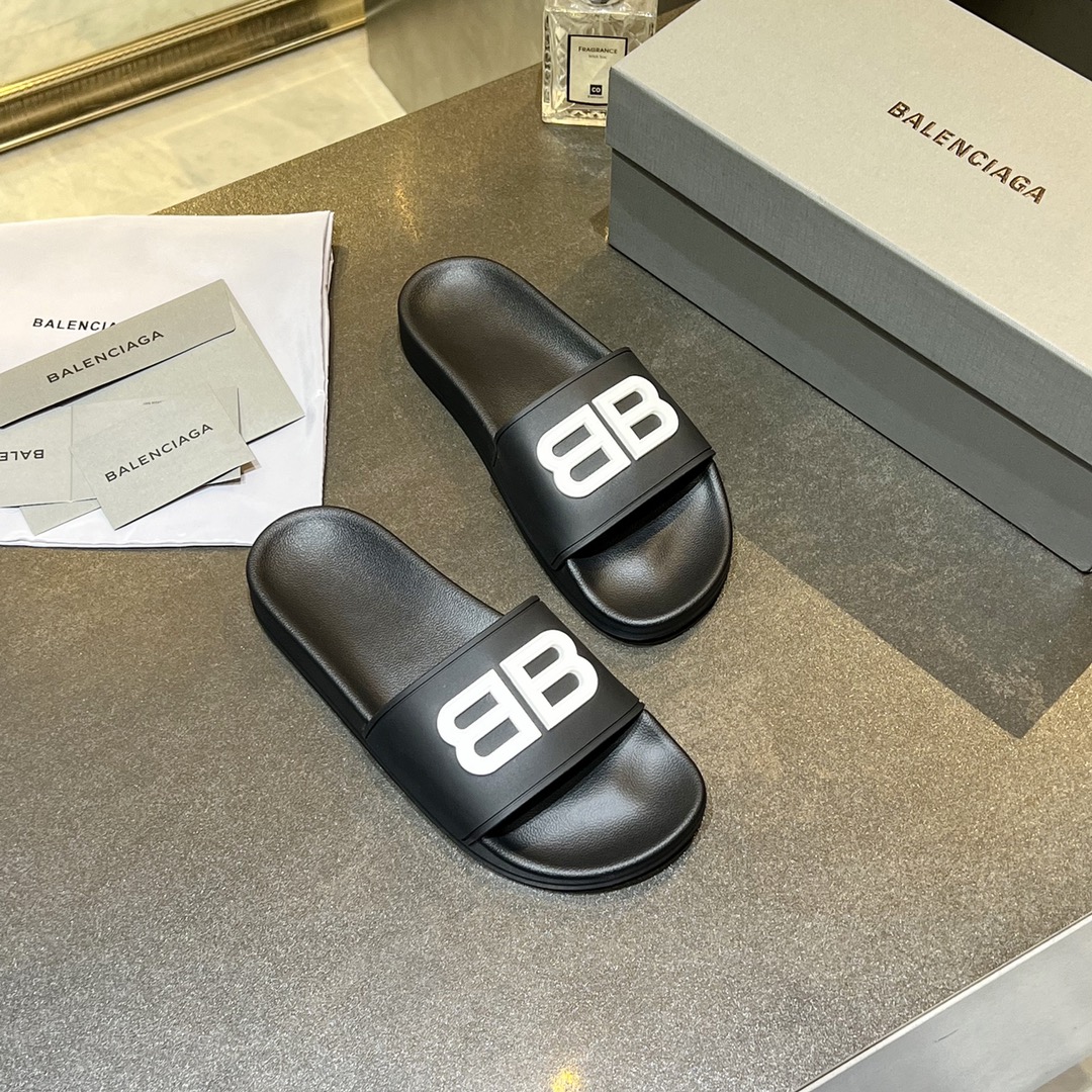 爆款现货秒拿🎉🎉🎉
【 BALENCIAGA】巴黎世家2022夏季新品、拖鞋式凉鞋。爆款现货发售🎉🎉原版购入开模，原版一致大底私模开版，鞋面原版TPU+内里布开模！一字带特别包脚舒适，松口和勒脚都不会有！脚感舒适升级版PU发泡脚床 ，记忆回弹所有的材质与工艺原版100%一致！
顶级豪华全套包装
码数：35一45