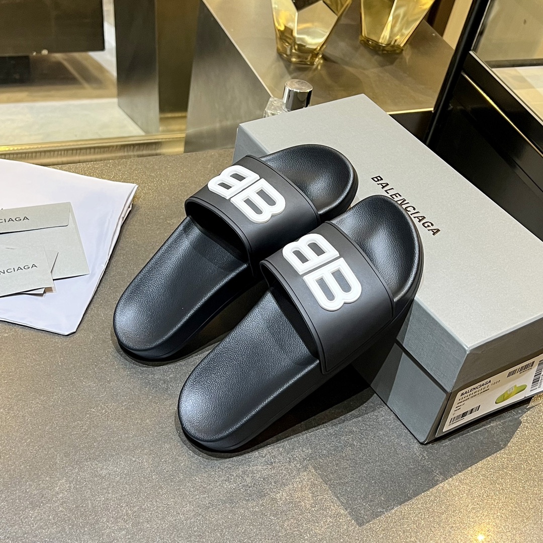 爆款现货秒拿🎉🎉🎉
【 BALENCIAGA】巴黎世家2022夏季新品、拖鞋式凉鞋。爆款现货发售🎉🎉原版购入开模，原版一致大底私模开版，鞋面原版TPU+内里布开模！一字带特别包脚舒适，松口和勒脚都不会有！脚感舒适升级版PU发泡脚床 ，记忆回弹所有的材质与工艺原版100%一致！
顶级豪华全套包装
码数：35一45