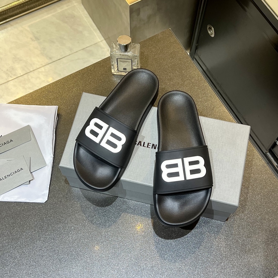 爆款现货秒拿🎉🎉🎉
【 BALENCIAGA】巴黎世家2022夏季新品、拖鞋式凉鞋。爆款现货发售🎉🎉原版购入开模，原版一致大底私模开版，鞋面原版TPU+内里布开模！一字带特别包脚舒适，松口和勒脚都不会有！脚感舒适升级版PU发泡脚床 ，记忆回弹所有的材质与工艺原版100%一致！
顶级豪华全套包装
码数：35一45