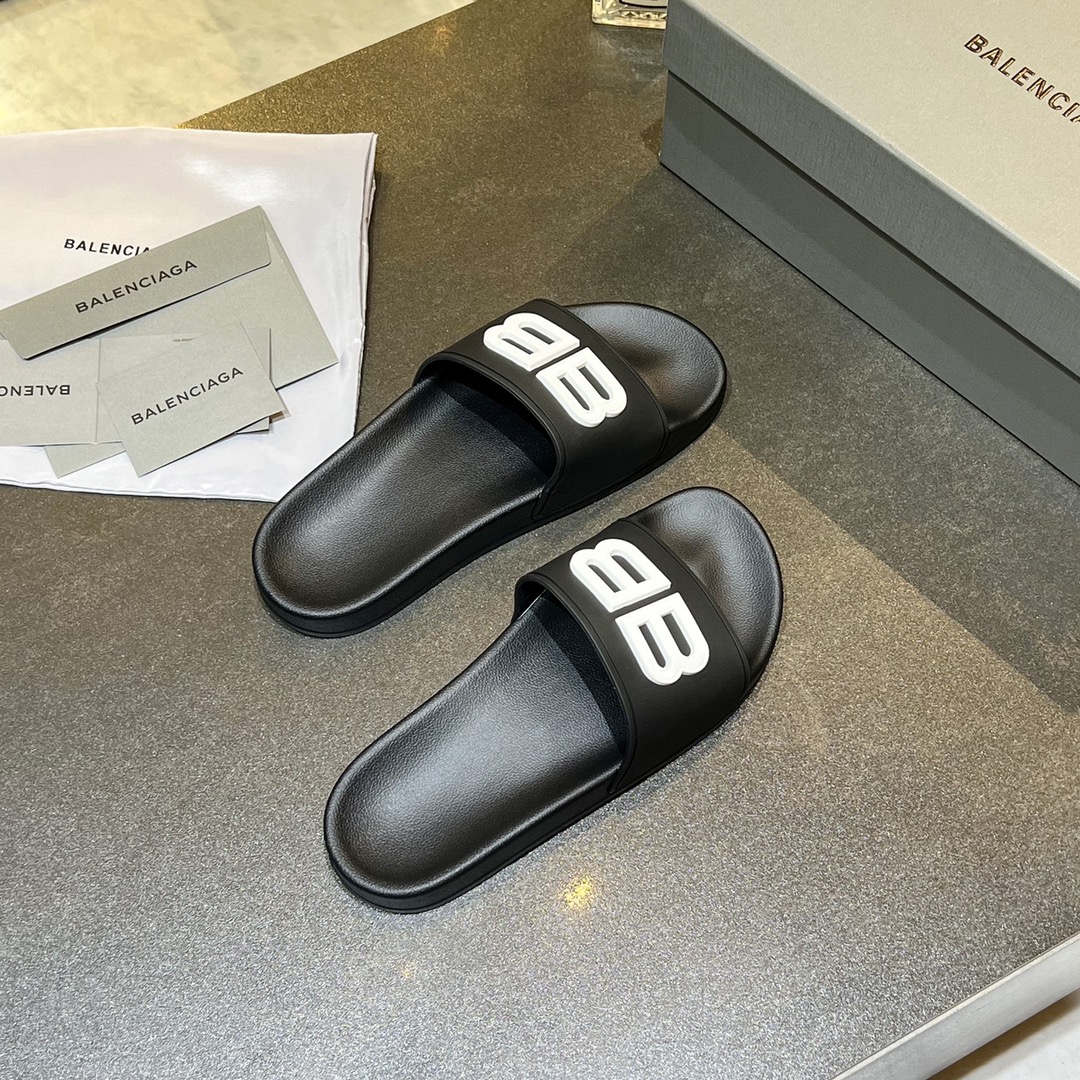 爆款现货秒拿🎉🎉🎉
【 BALENCIAGA】巴黎世家2022夏季新品、拖鞋式凉鞋。爆款现货发售🎉🎉原版购入开模，原版一致大底私模开版，鞋面原版TPU+内里布开模！一字带特别包脚舒适，松口和勒脚都不会有！脚感舒适升级版PU发泡脚床 ，记忆回弹所有的材质与工艺原版100%一致！
顶级豪华全套包装
码数：35一45