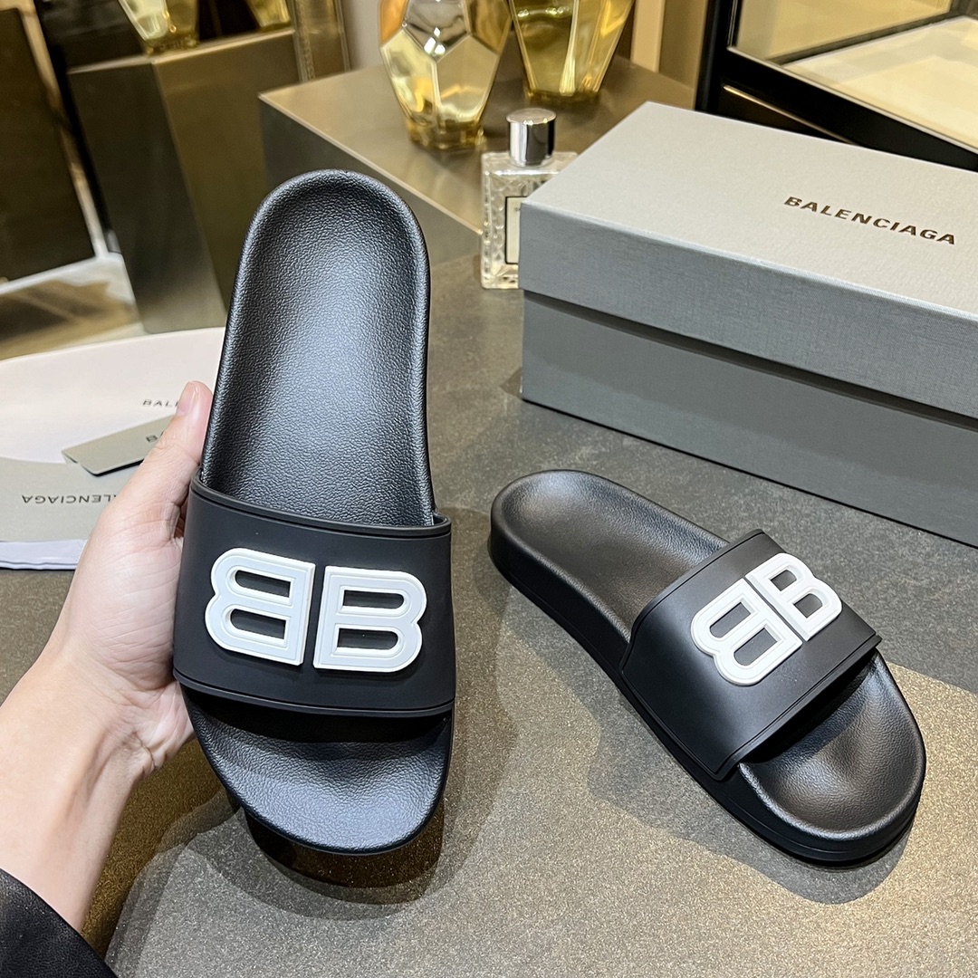 爆款现货秒拿🎉🎉🎉
【 BALENCIAGA】巴黎世家2022夏季新品、拖鞋式凉鞋。爆款现货发售🎉🎉原版购入开模，原版一致大底私模开版，鞋面原版TPU+内里布开模！一字带特别包脚舒适，松口和勒脚都不会有！脚感舒适升级版PU发泡脚床 ，记忆回弹所有的材质与工艺原版100%一致！
顶级豪华全套包装
码数：35一45
