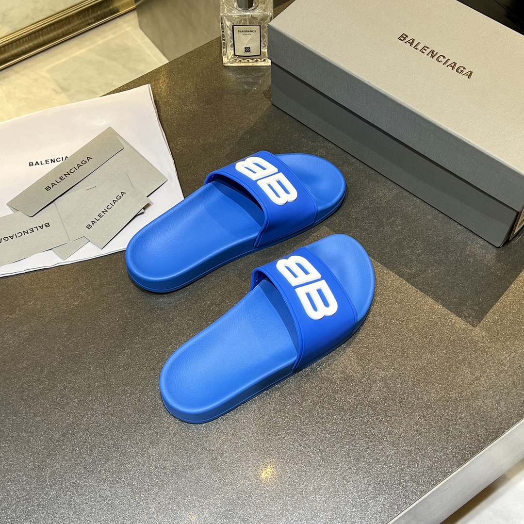 爆款现货秒拿🎉🎉🎉
【 BALENCIAGA】巴黎世家2022夏季新品、拖鞋式凉鞋。爆款现货发售🎉🎉原版购入开模，原版一致大底私模开版，鞋面原版TPU+内里布开模！一字带特别包脚舒适，松口和勒脚都不会有！脚感舒适升级版PU发泡脚床 ，记忆回弹所有的材质与工艺原版100%一致！
顶级豪华全套包装
码数：35一45