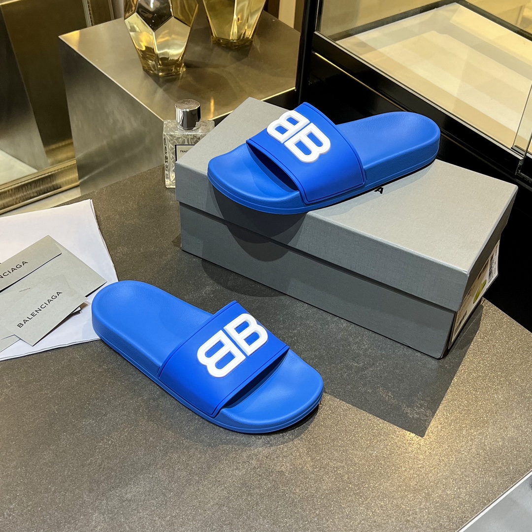 爆款现货秒拿🎉🎉🎉
【 BALENCIAGA】巴黎世家2022夏季新品、拖鞋式凉鞋。爆款现货发售🎉🎉原版购入开模，原版一致大底私模开版，鞋面原版TPU+内里布开模！一字带特别包脚舒适，松口和勒脚都不会有！脚感舒适升级版PU发泡脚床 ，记忆回弹所有的材质与工艺原版100%一致！
顶级豪华全套包装
码数：35一45