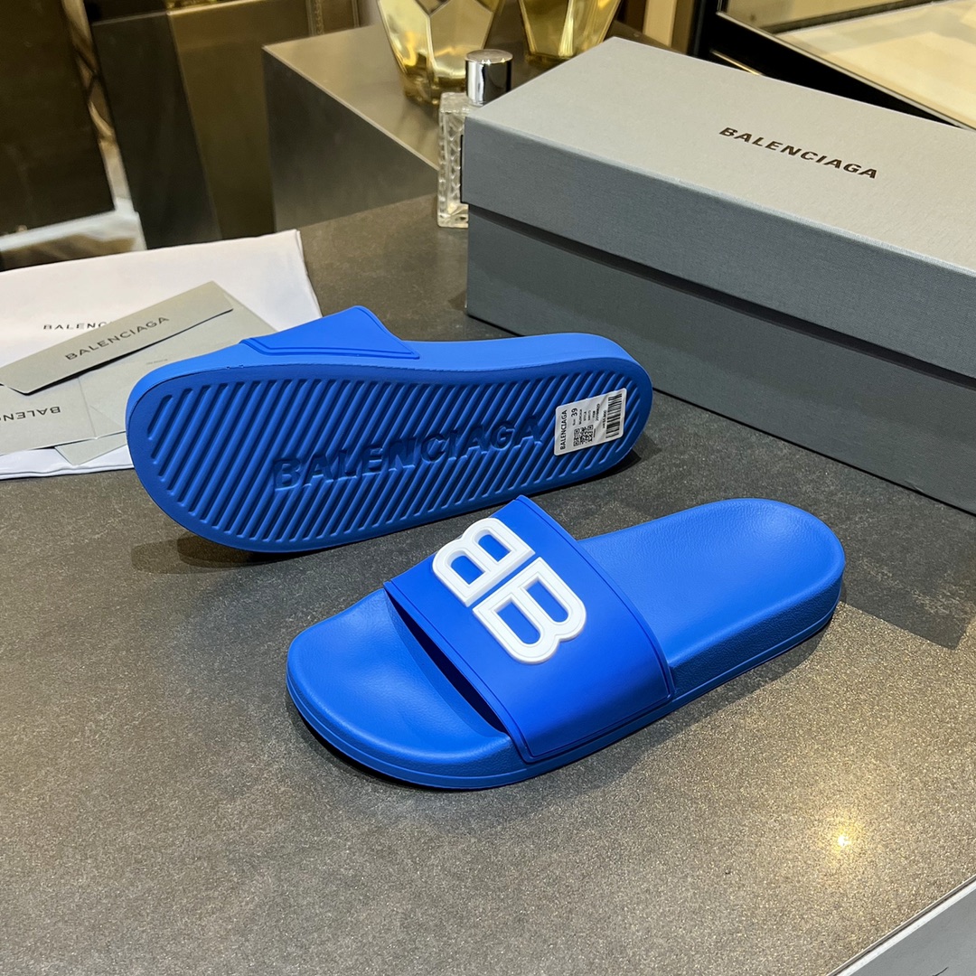 爆款现货秒拿🎉🎉🎉
【 BALENCIAGA】巴黎世家2022夏季新品、拖鞋式凉鞋。爆款现货发售🎉🎉原版购入开模，原版一致大底私模开版，鞋面原版TPU+内里布开模！一字带特别包脚舒适，松口和勒脚都不会有！脚感舒适升级版PU发泡脚床 ，记忆回弹所有的材质与工艺原版100%一致！
顶级豪华全套包装
码数：35一45