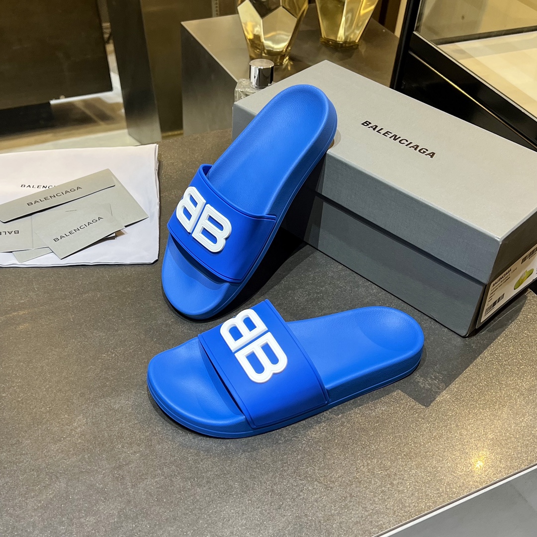 爆款现货秒拿🎉🎉🎉
【 BALENCIAGA】巴黎世家2022夏季新品、拖鞋式凉鞋。爆款现货发售🎉🎉原版购入开模，原版一致大底私模开版，鞋面原版TPU+内里布开模！一字带特别包脚舒适，松口和勒脚都不会有！脚感舒适升级版PU发泡脚床 ，记忆回弹所有的材质与工艺原版100%一致！
顶级豪华全套包装
码数：35一45