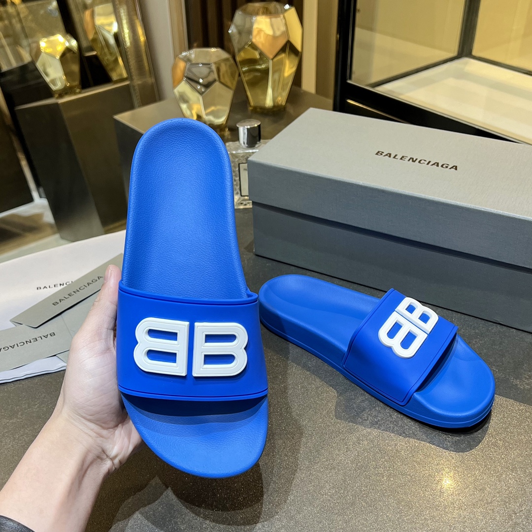 爆款现货秒拿🎉🎉🎉
【 BALENCIAGA】巴黎世家2022夏季新品、拖鞋式凉鞋。爆款现货发售🎉🎉原版购入开模，原版一致大底私模开版，鞋面原版TPU+内里布开模！一字带特别包脚舒适，松口和勒脚都不会有！脚感舒适升级版PU发泡脚床 ，记忆回弹所有的材质与工艺原版100%一致！
顶级豪华全套包装
码数：35一45