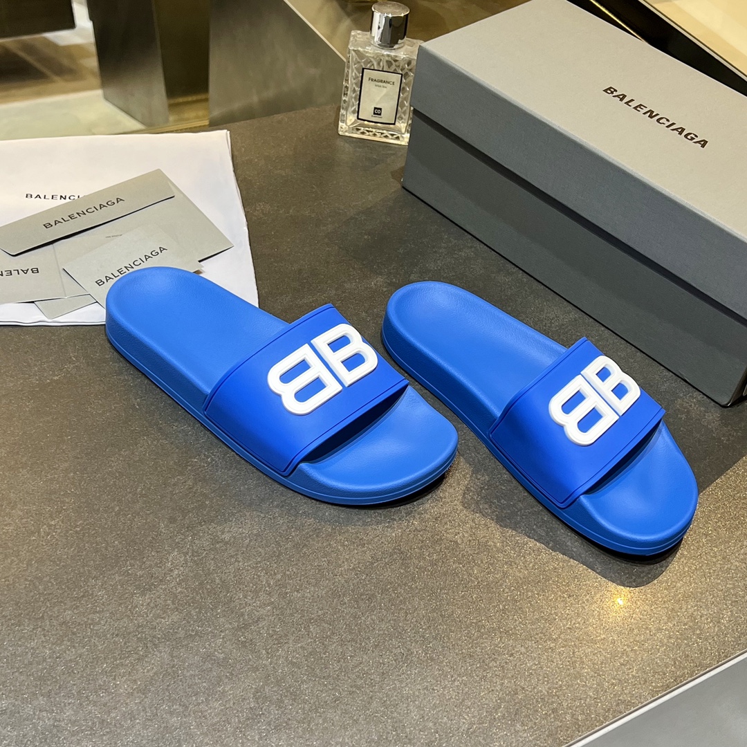 爆款现货秒拿🎉🎉🎉
【 BALENCIAGA】巴黎世家2022夏季新品、拖鞋式凉鞋。爆款现货发售🎉🎉原版购入开模，原版一致大底私模开版，鞋面原版TPU+内里布开模！一字带特别包脚舒适，松口和勒脚都不会有！脚感舒适升级版PU发泡脚床 ，记忆回弹所有的材质与工艺原版100%一致！
顶级豪华全套包装
码数：35一45