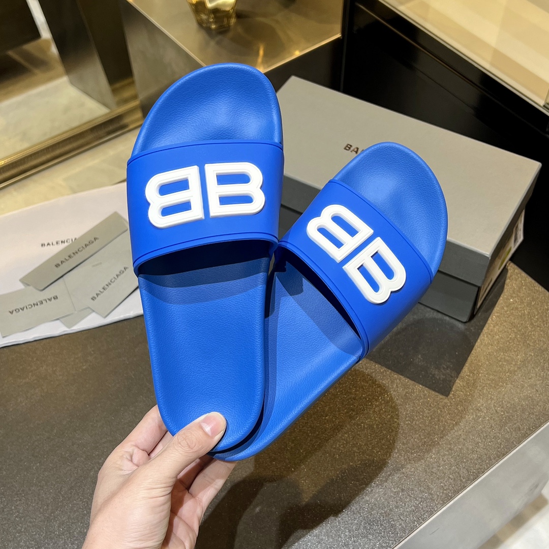 爆款现货秒拿🎉🎉🎉
【 BALENCIAGA】巴黎世家2022夏季新品、拖鞋式凉鞋。爆款现货发售🎉🎉原版购入开模，原版一致大底私模开版，鞋面原版TPU+内里布开模！一字带特别包脚舒适，松口和勒脚都不会有！脚感舒适升级版PU发泡脚床 ，记忆回弹所有的材质与工艺原版100%一致！
顶级豪华全套包装
码数：35一45