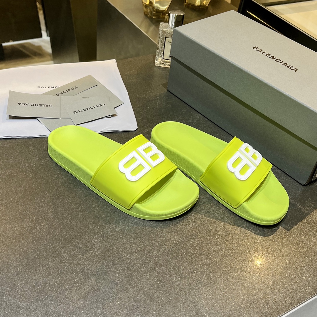 爆款现货秒拿🎉🎉🎉
【 BALENCIAGA】巴黎世家2022夏季新品、拖鞋式凉鞋。爆款现货发售🎉🎉原版购入开模，原版一致大底私模开版，鞋面原版TPU+内里布开模！一字带特别包脚舒适，松口和勒脚都不会有！脚感舒适升级版PU发泡脚床 ，记忆回弹所有的材质与工艺原版100%一致！
顶级豪华全套包装
码数：35一45