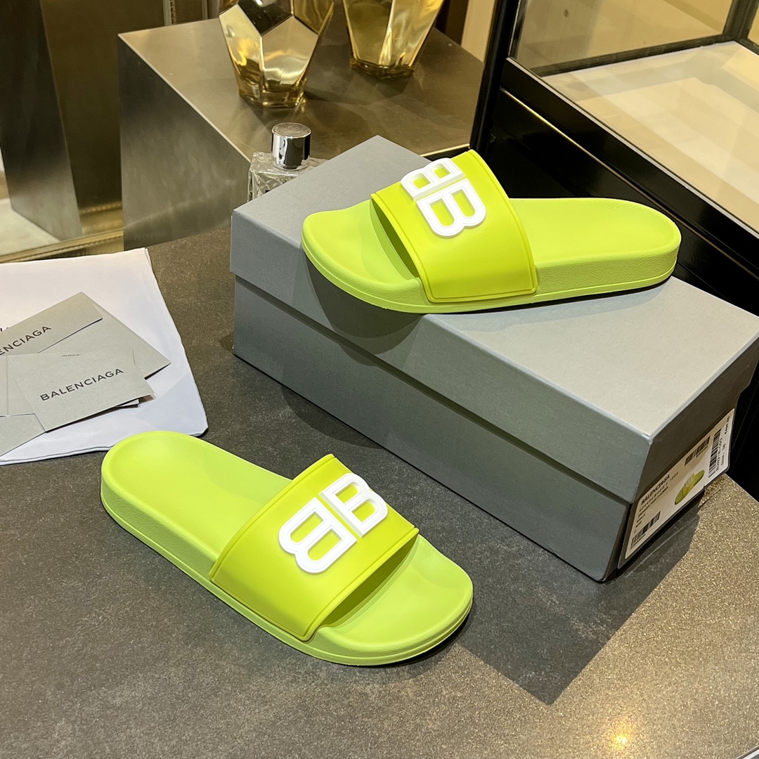 爆款现货秒拿🎉🎉🎉
【 BALENCIAGA】巴黎世家2022夏季新品、拖鞋式凉鞋。爆款现货发售🎉🎉原版购入开模，原版一致大底私模开版，鞋面原版TPU+内里布开模！一字带特别包脚舒适，松口和勒脚都不会有！脚感舒适升级版PU发泡脚床 ，记忆回弹所有的材质与工艺原版100%一致！
顶级豪华全套包装
码数：35一45