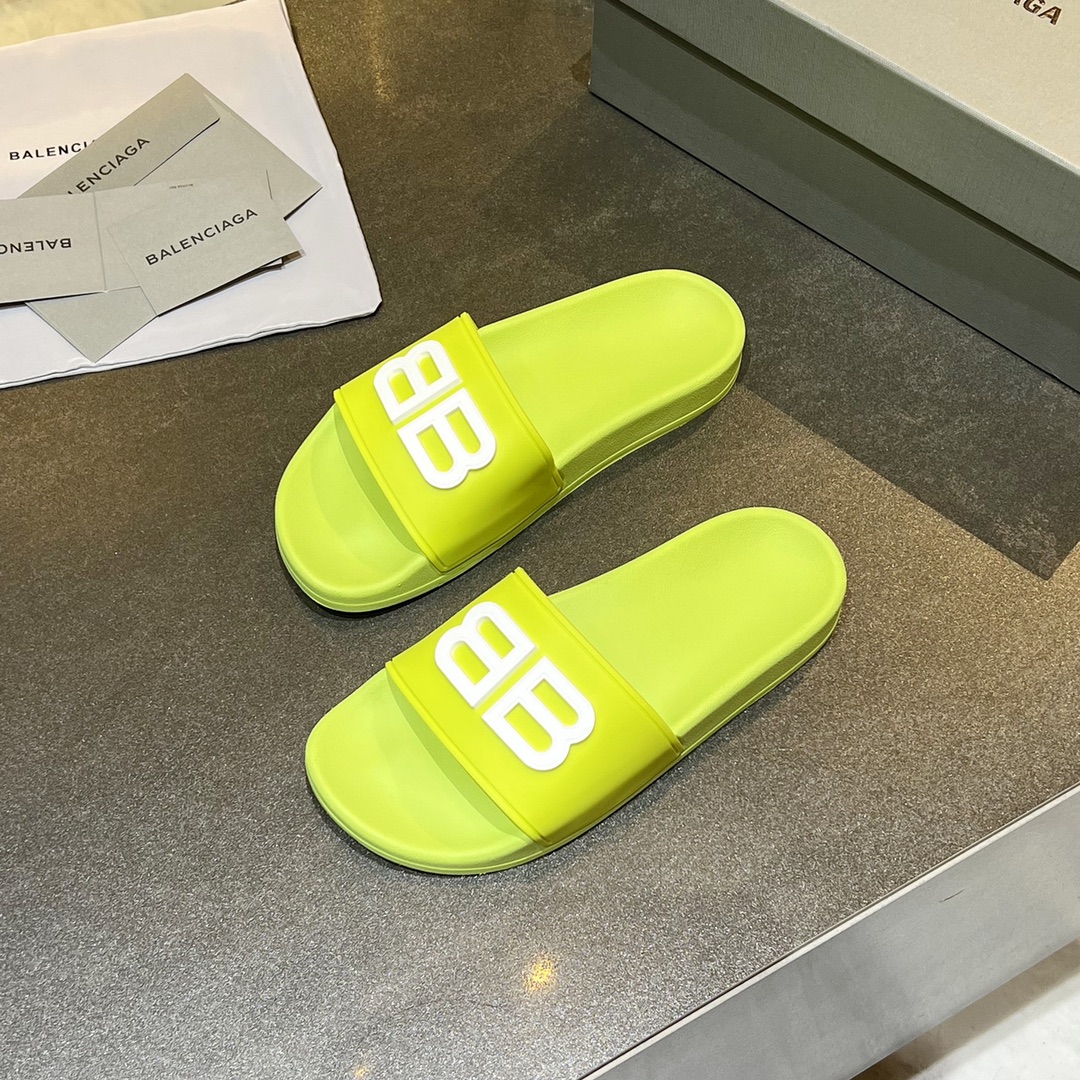 爆款现货秒拿🎉🎉🎉
【 BALENCIAGA】巴黎世家2022夏季新品、拖鞋式凉鞋。爆款现货发售🎉🎉原版购入开模，原版一致大底私模开版，鞋面原版TPU+内里布开模！一字带特别包脚舒适，松口和勒脚都不会有！脚感舒适升级版PU发泡脚床 ，记忆回弹所有的材质与工艺原版100%一致！
顶级豪华全套包装
码数：35一45