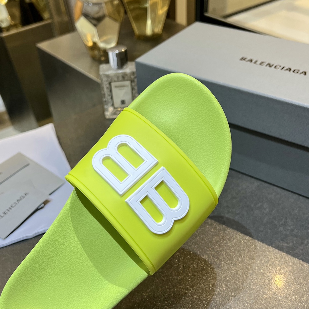 爆款现货秒拿🎉🎉🎉
【 BALENCIAGA】巴黎世家2022夏季新品、拖鞋式凉鞋。爆款现货发售🎉🎉原版购入开模，原版一致大底私模开版，鞋面原版TPU+内里布开模！一字带特别包脚舒适，松口和勒脚都不会有！脚感舒适升级版PU发泡脚床 ，记忆回弹所有的材质与工艺原版100%一致！
顶级豪华全套包装
码数：35一45