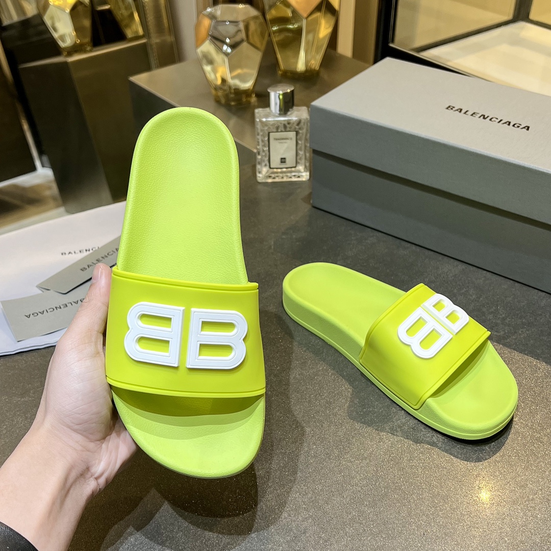 爆款现货秒拿🎉🎉🎉
【 BALENCIAGA】巴黎世家2022夏季新品、拖鞋式凉鞋。爆款现货发售🎉🎉原版购入开模，原版一致大底私模开版，鞋面原版TPU+内里布开模！一字带特别包脚舒适，松口和勒脚都不会有！脚感舒适升级版PU发泡脚床 ，记忆回弹所有的材质与工艺原版100%一致！
顶级豪华全套包装
码数：35一45