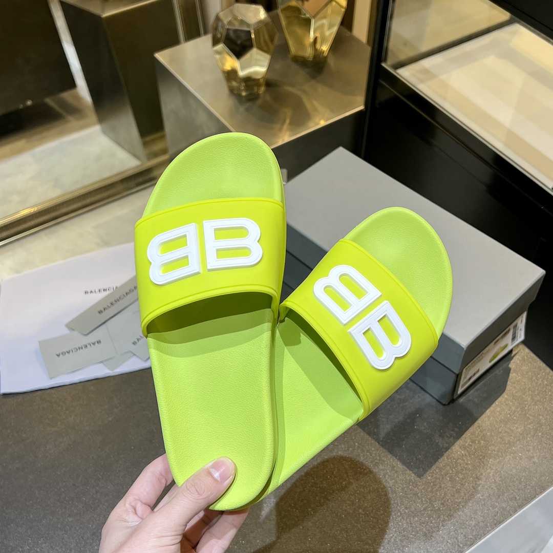 爆款现货秒拿🎉🎉🎉
【 BALENCIAGA】巴黎世家2022夏季新品、拖鞋式凉鞋。爆款现货发售🎉🎉原版购入开模，原版一致大底私模开版，鞋面原版TPU+内里布开模！一字带特别包脚舒适，松口和勒脚都不会有！脚感舒适升级版PU发泡脚床 ，记忆回弹所有的材质与工艺原版100%一致！
顶级豪华全套包装
码数：35一45