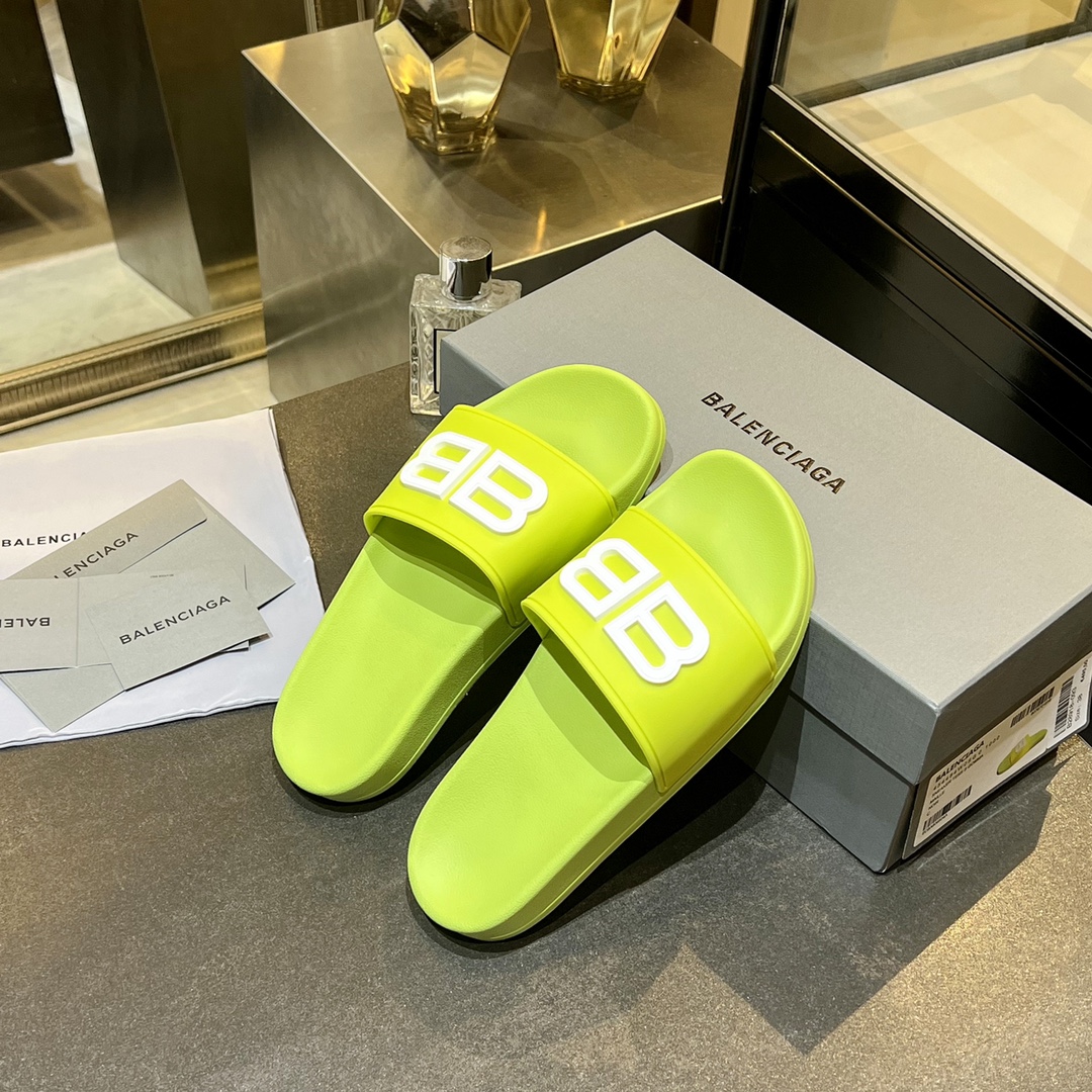 爆款现货秒拿🎉🎉🎉
【 BALENCIAGA】巴黎世家2022夏季新品、拖鞋式凉鞋。爆款现货发售🎉🎉原版购入开模，原版一致大底私模开版，鞋面原版TPU+内里布开模！一字带特别包脚舒适，松口和勒脚都不会有！脚感舒适升级版PU发泡脚床 ，记忆回弹所有的材质与工艺原版100%一致！
顶级豪华全套包装
码数：35一45