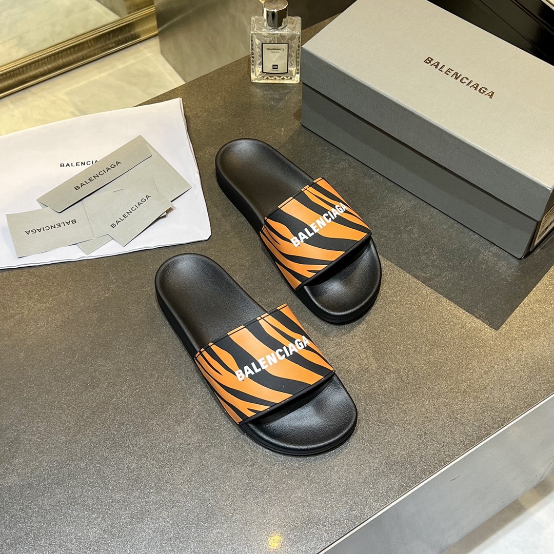 爆款现货秒拿🎉🎉🎉
【 BALENCIAGA】巴黎世家2022夏季新品、拖鞋式凉鞋。爆款现货发售🎉🎉原版购入开模，原版一致大底私模开版，鞋面原版TPU+内里布开模！一字带特别包脚舒适，松口和勒脚都不会有！脚感舒适升级版PU发泡脚床 ，记忆回弹所有的材质与工艺原版100%一致！
顶级豪华全套包装
码数：35一45