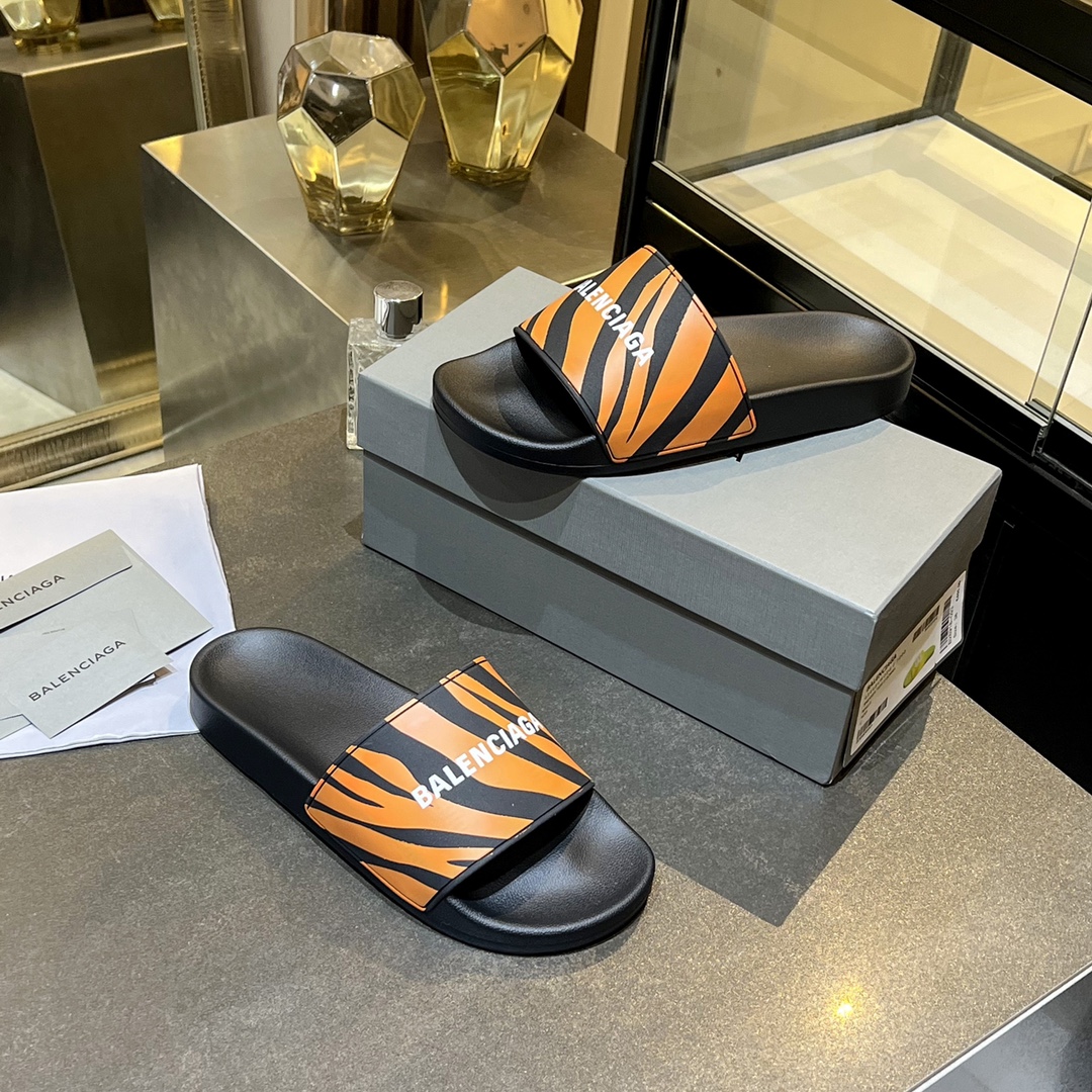 爆款现货秒拿🎉🎉🎉
【 BALENCIAGA】巴黎世家2022夏季新品、拖鞋式凉鞋。爆款现货发售🎉🎉原版购入开模，原版一致大底私模开版，鞋面原版TPU+内里布开模！一字带特别包脚舒适，松口和勒脚都不会有！脚感舒适升级版PU发泡脚床 ，记忆回弹所有的材质与工艺原版100%一致！
顶级豪华全套包装
码数：35一45