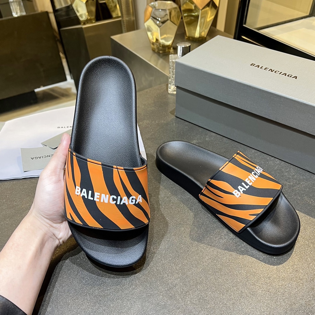 爆款现货秒拿🎉🎉🎉
【 BALENCIAGA】巴黎世家2022夏季新品、拖鞋式凉鞋。爆款现货发售🎉🎉原版购入开模，原版一致大底私模开版，鞋面原版TPU+内里布开模！一字带特别包脚舒适，松口和勒脚都不会有！脚感舒适升级版PU发泡脚床 ，记忆回弹所有的材质与工艺原版100%一致！
顶级豪华全套包装
码数：35一45